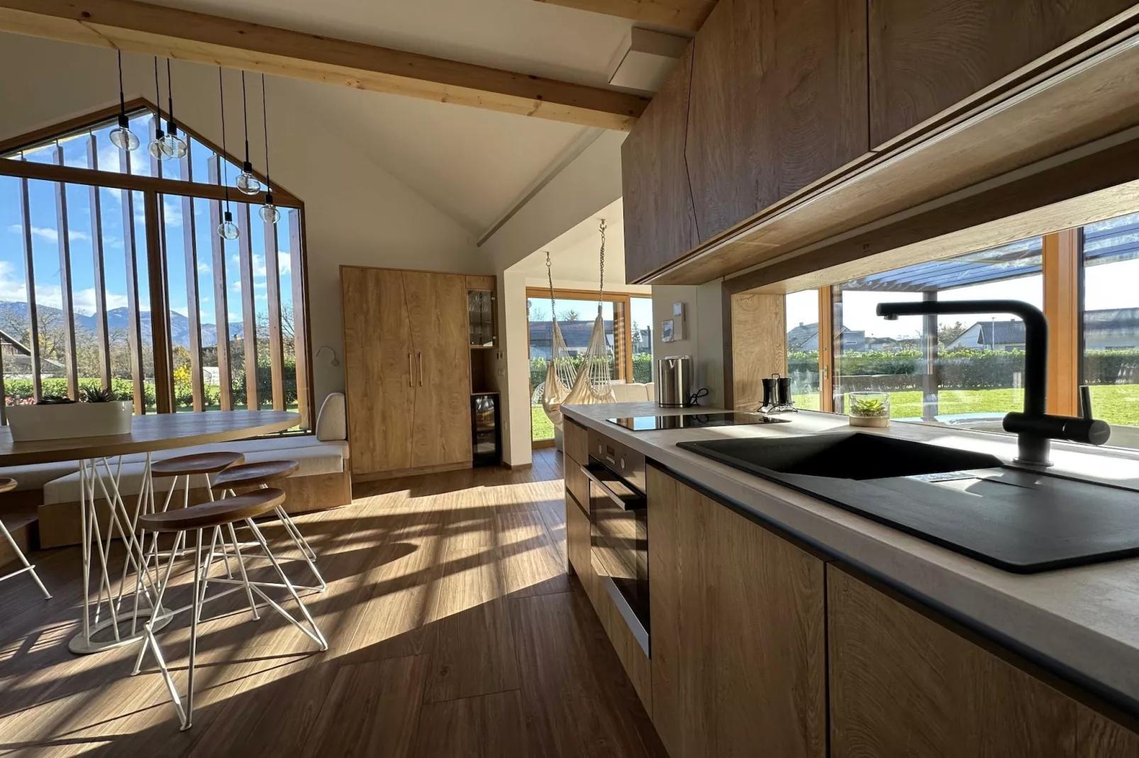 Elegant Warm Bliss Hideaway Escape Lodge - Holiday Home with Hot-Tub (owner Sunset)-Keuken