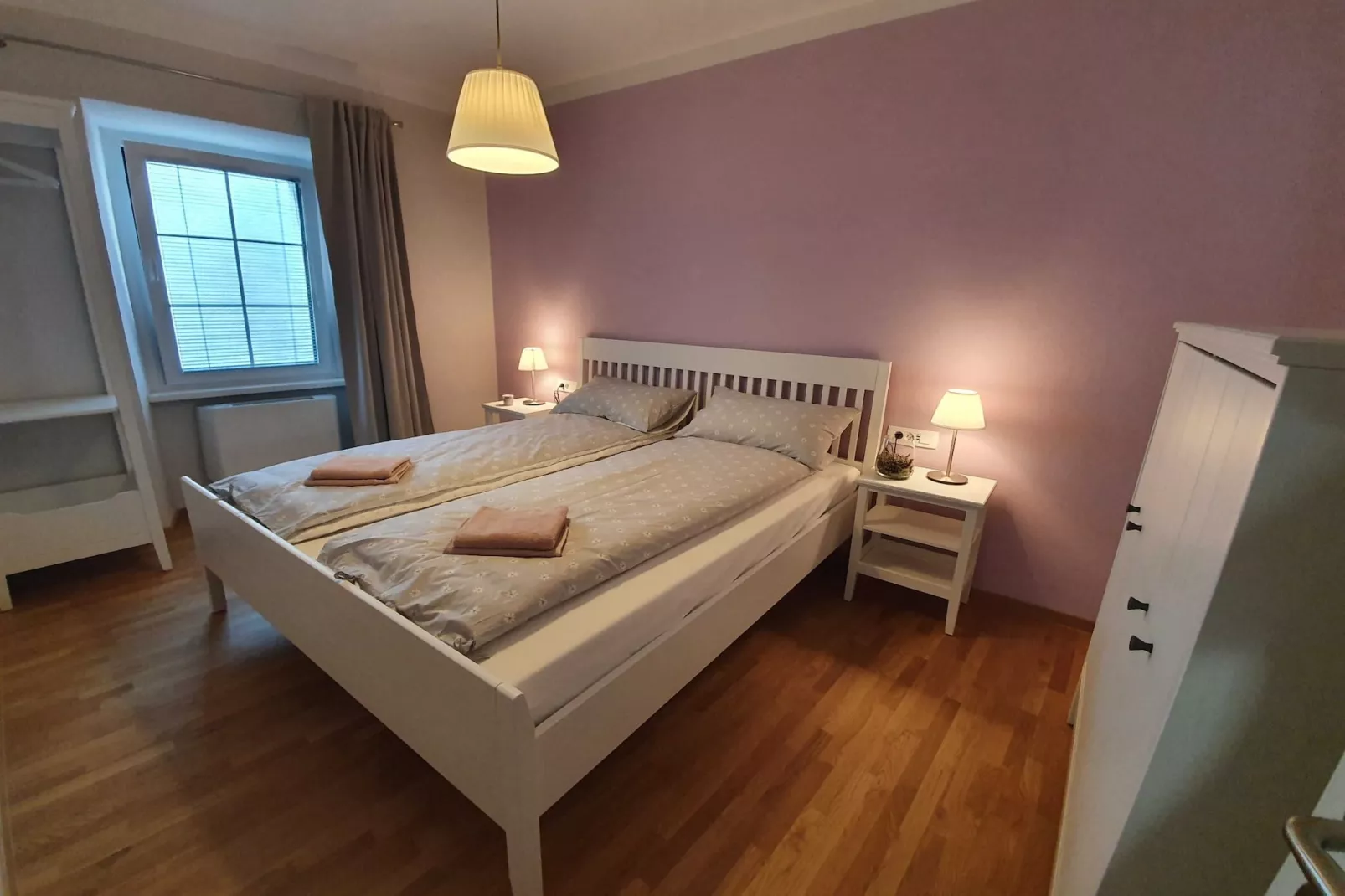 Komen Getaway Holiday Home with Balcony - Four Bedroom Holiday Home with Balcony-Slaapkamer