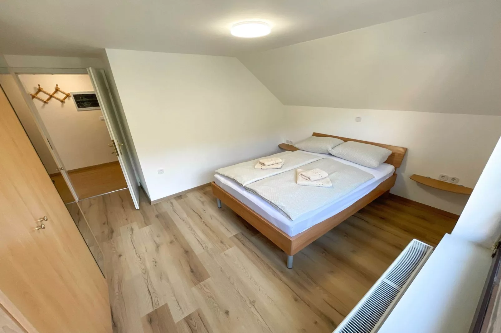 Vibrant and Charming Apartment with Balcony and Mountain View - Two Bedroom Apartment with Balcony and Mountain View-Slaapkamer