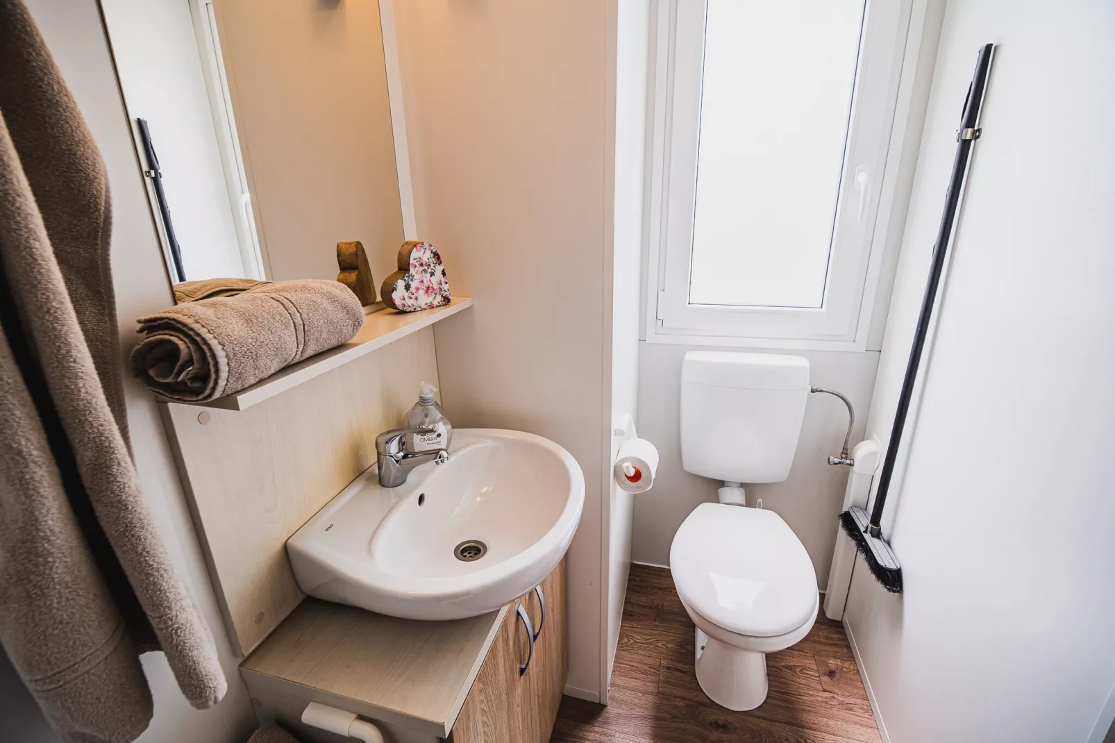 Waterside Retreat Mobile Homes with Thermal Riviera Tickets - One Bedroom Mobile Home with Lake View  (owner 5)-Badkamer