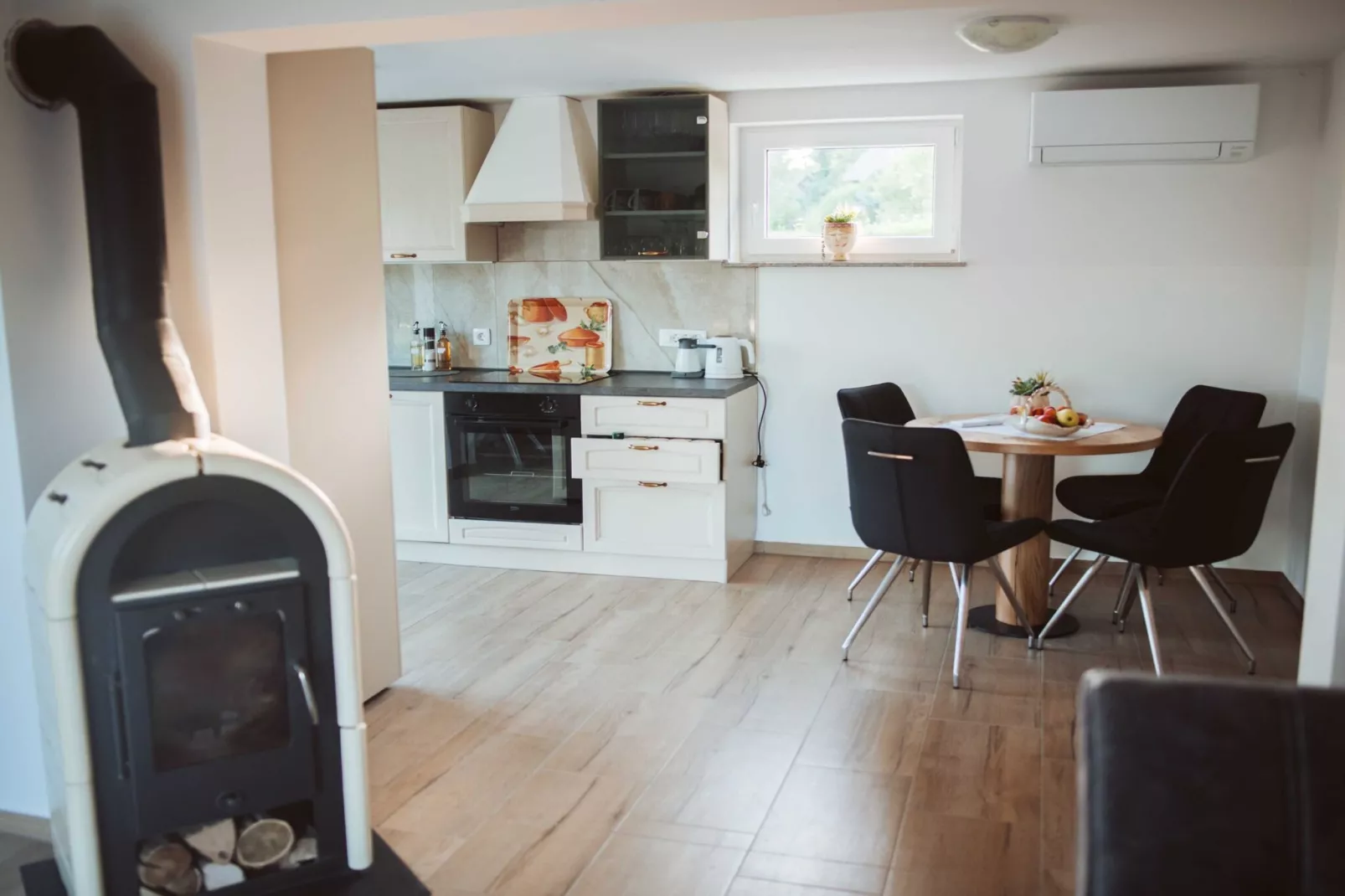 Cozy Holiday Home with Fireplace and Scenic Hills in Bistrica ob Sotli - Two Bedroom Holiday Home-Keuken