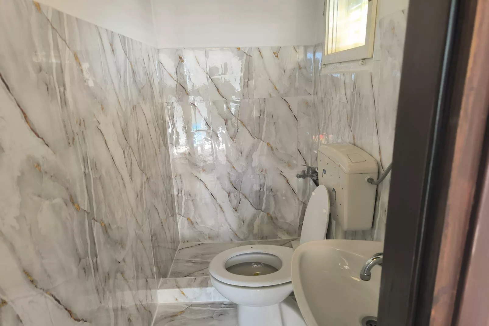 Serene Barbat Escape with Just Minutes from the Beach - One Bedroom Apartment with Balcony 3-Badkamer