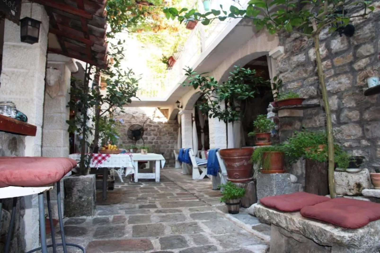 Quaint & Affordable Stay in Budva Traditional Stone House - Double Room 1-Tuinen zomer