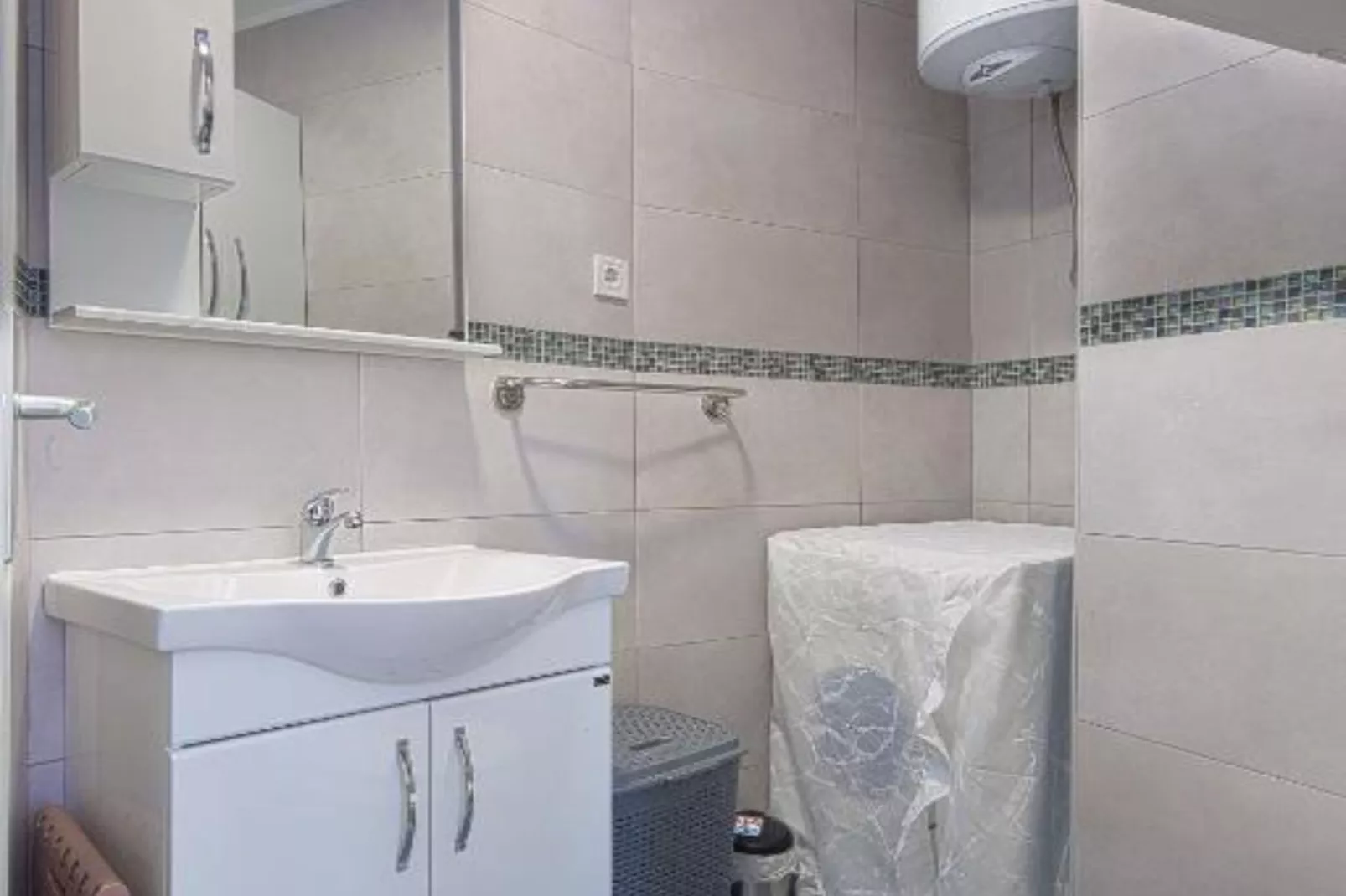 Stylish Kotor Bay Escape Apartments  - One Bedroom Apartment 1-Badkamer