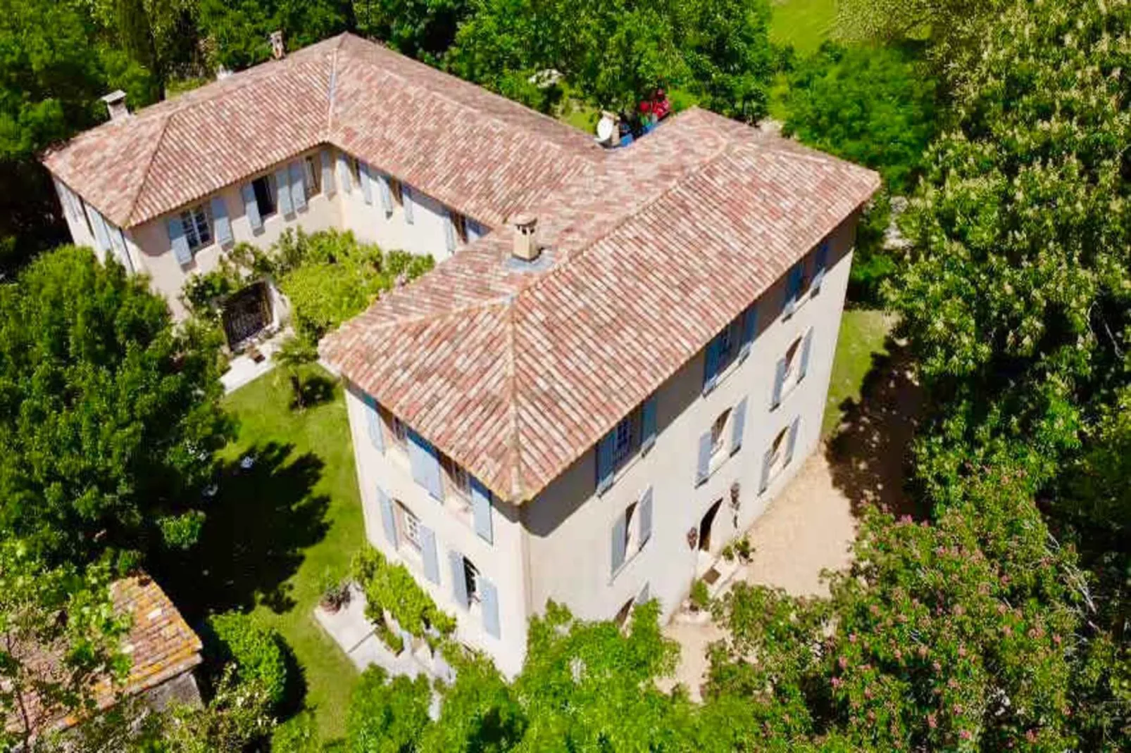 Mas de Corinne-Buitenkant zomer