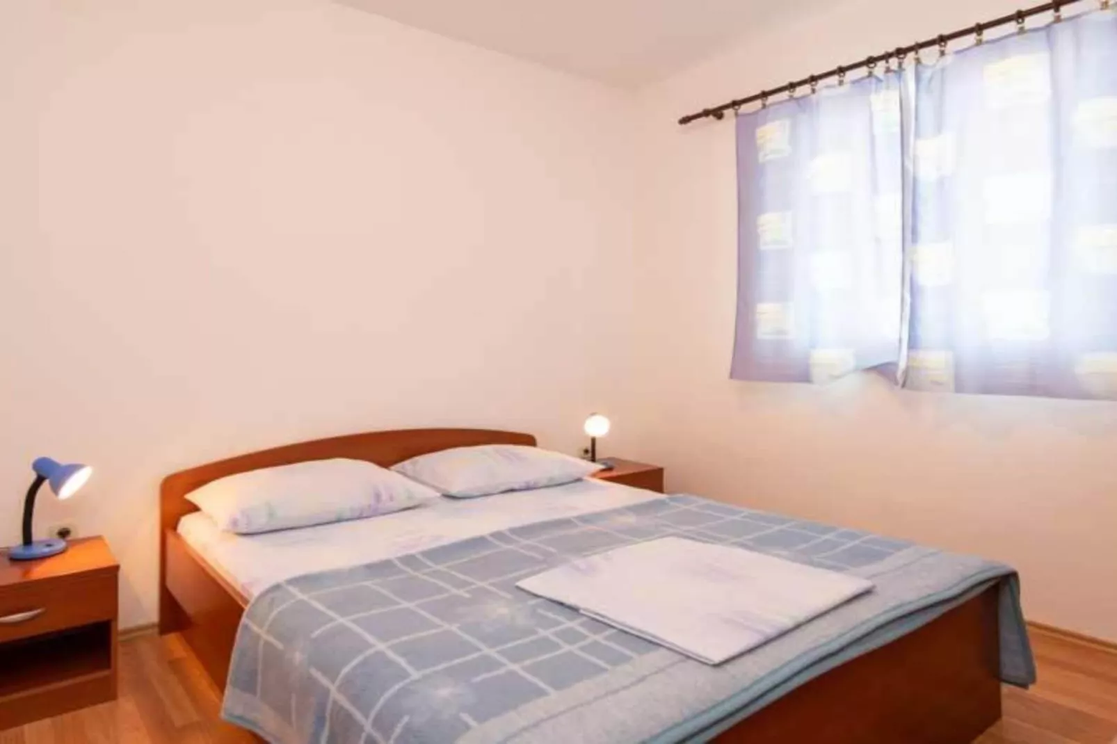 Spacious and Cozy Seafront Apartments - Two Bedroom Apartment  with Terrace and Sea View-Slaapkamer