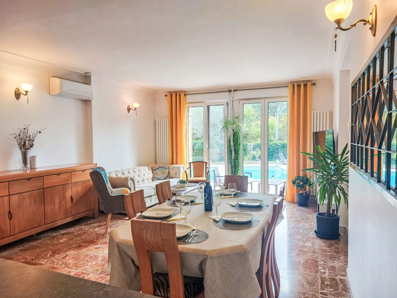 Les Pierres Fleuries-Binnen