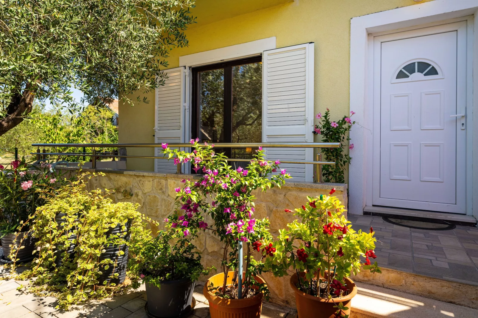 Holiday home Olive Garden-Buitenkant zomer