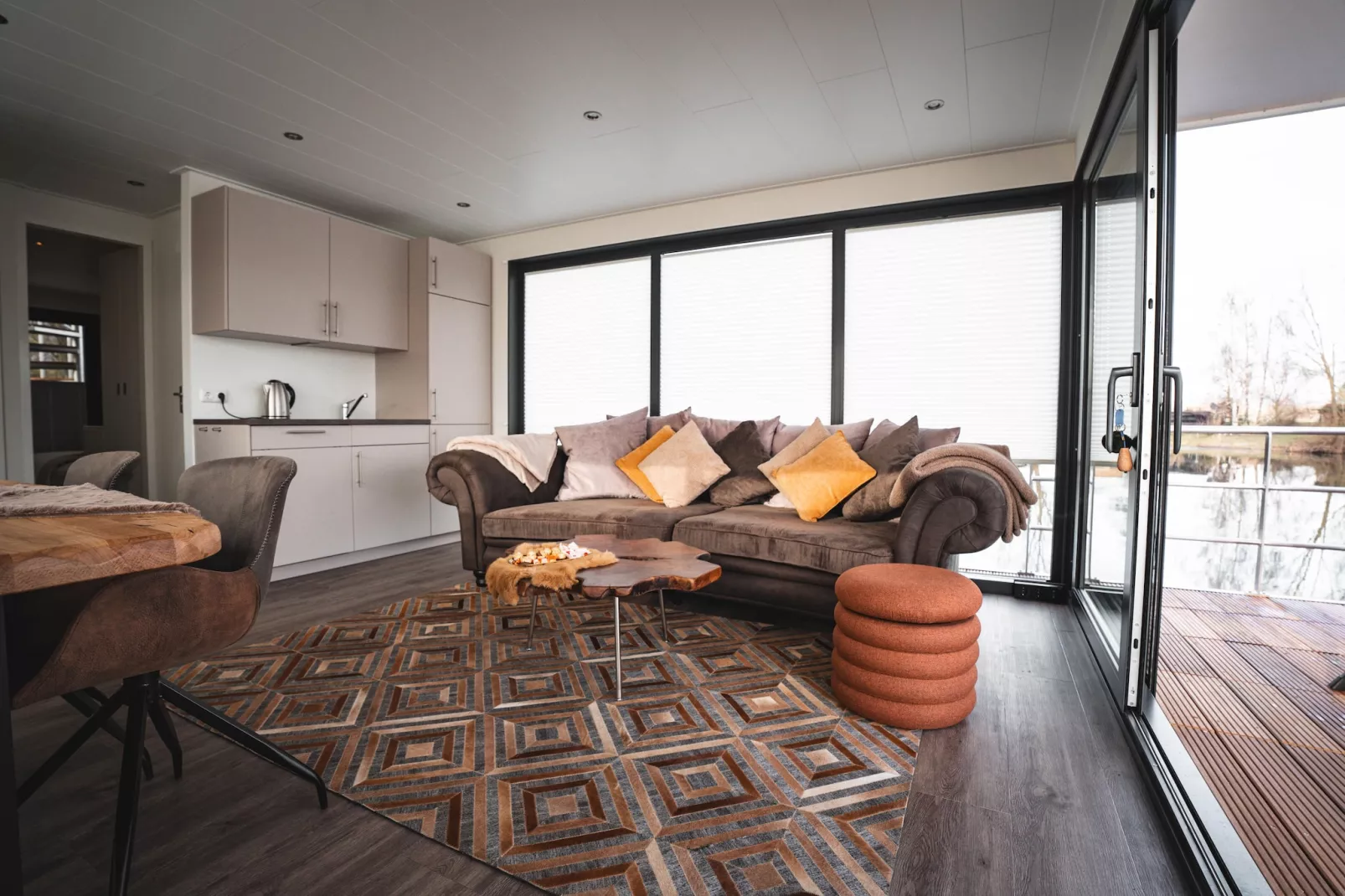 Hausboot in Höxter-Woonkamer