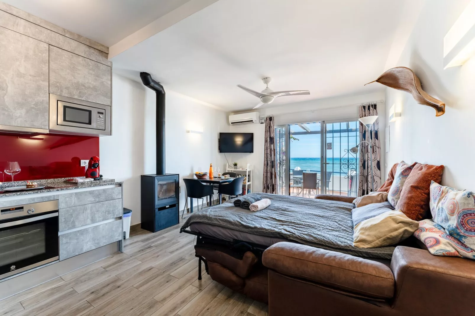 CT 401 - Faro's Beachfront Apartment in Calahonda-Woonkamer