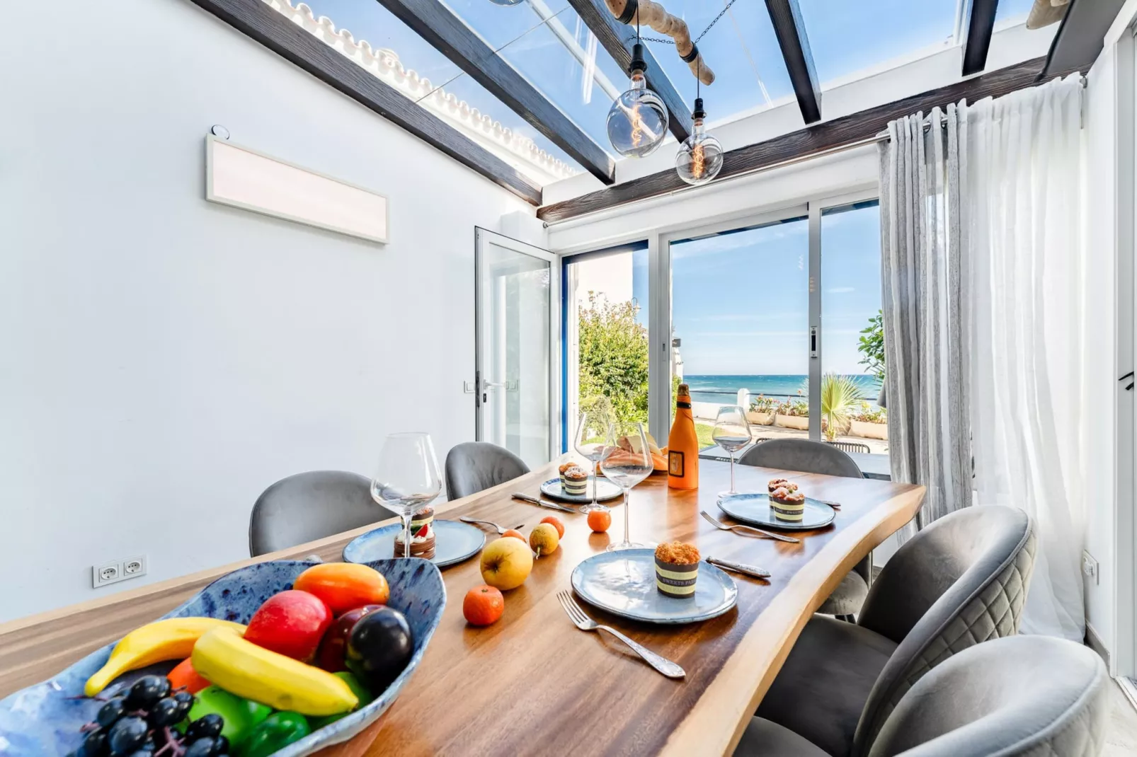 CT 400 - Faro's Beachfront House in Calahonda-Eetkamer