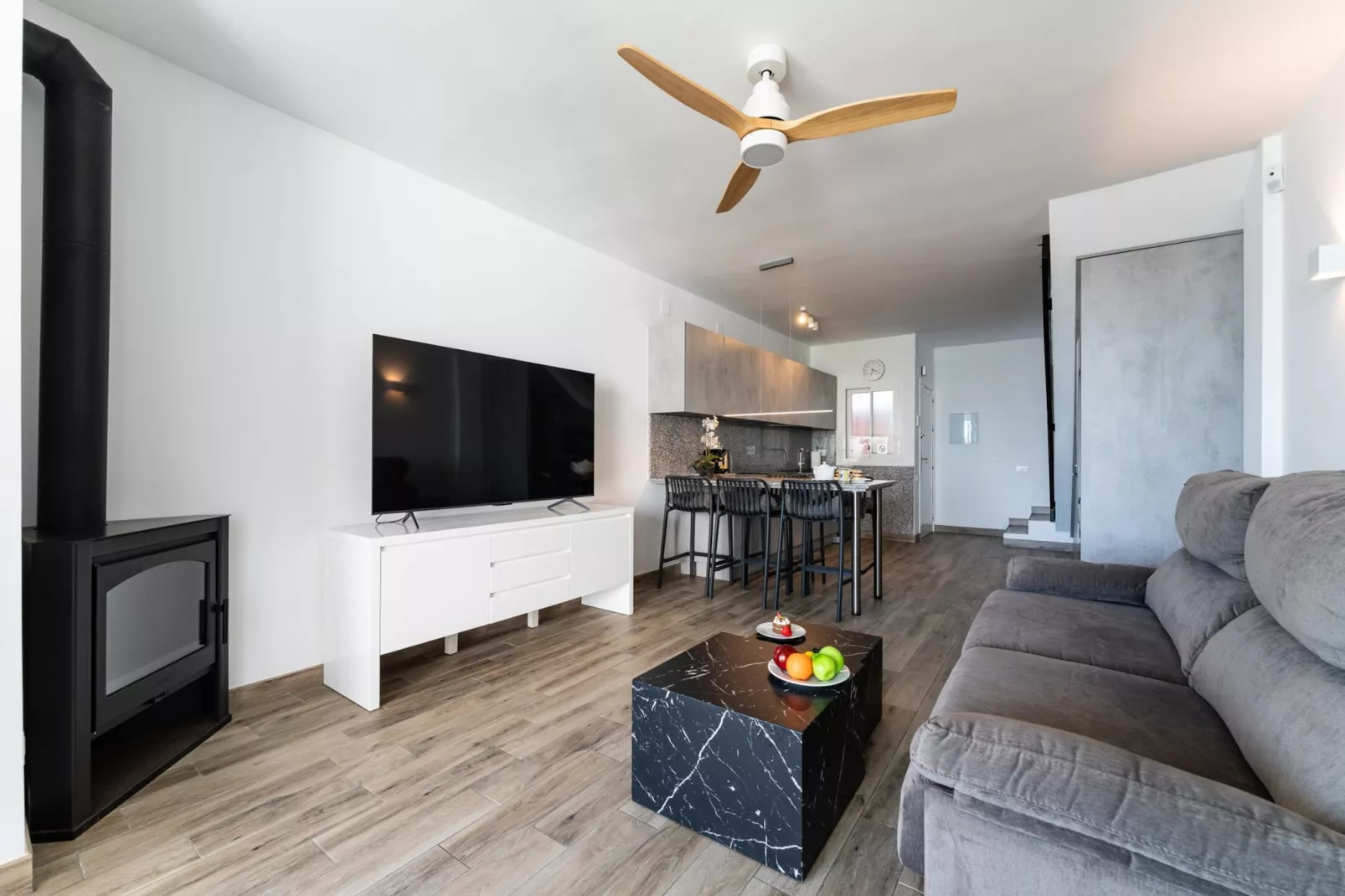 CT 398 - Faro's Beachfront House in Calahonda-Woonkamer