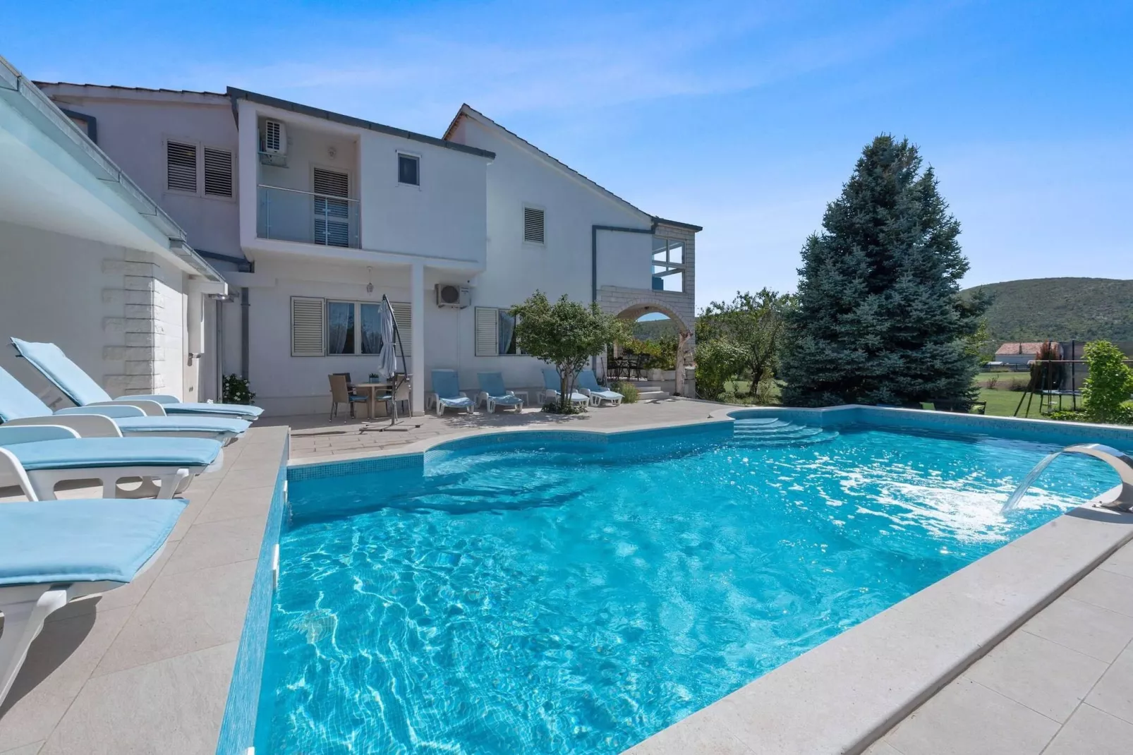 Sport & Spa Villa Neoric-Buitenkant zomer