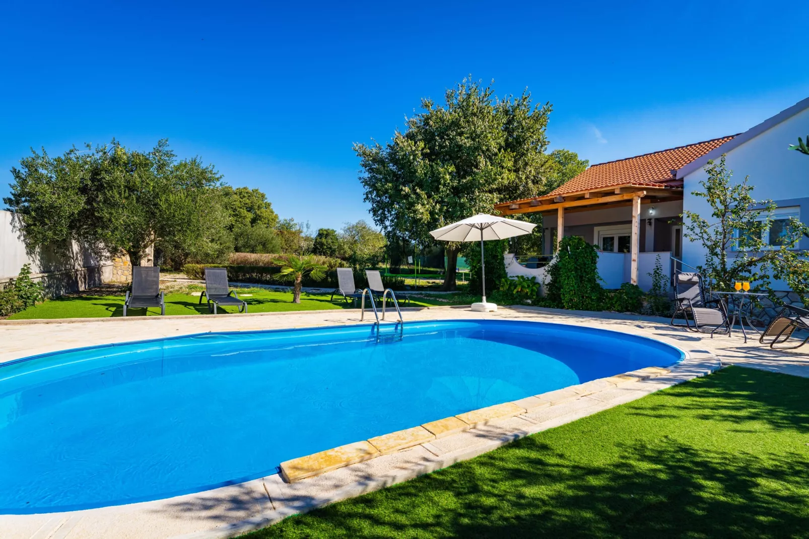 Holiday home Emily-Zwembad