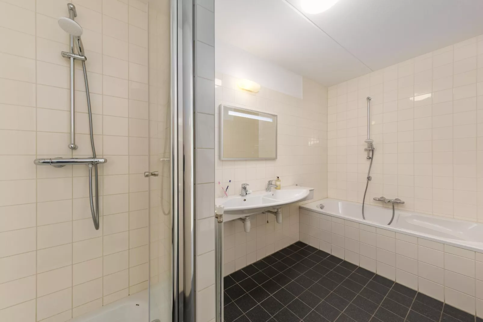 Marinapark Volendam 14-Badkamer