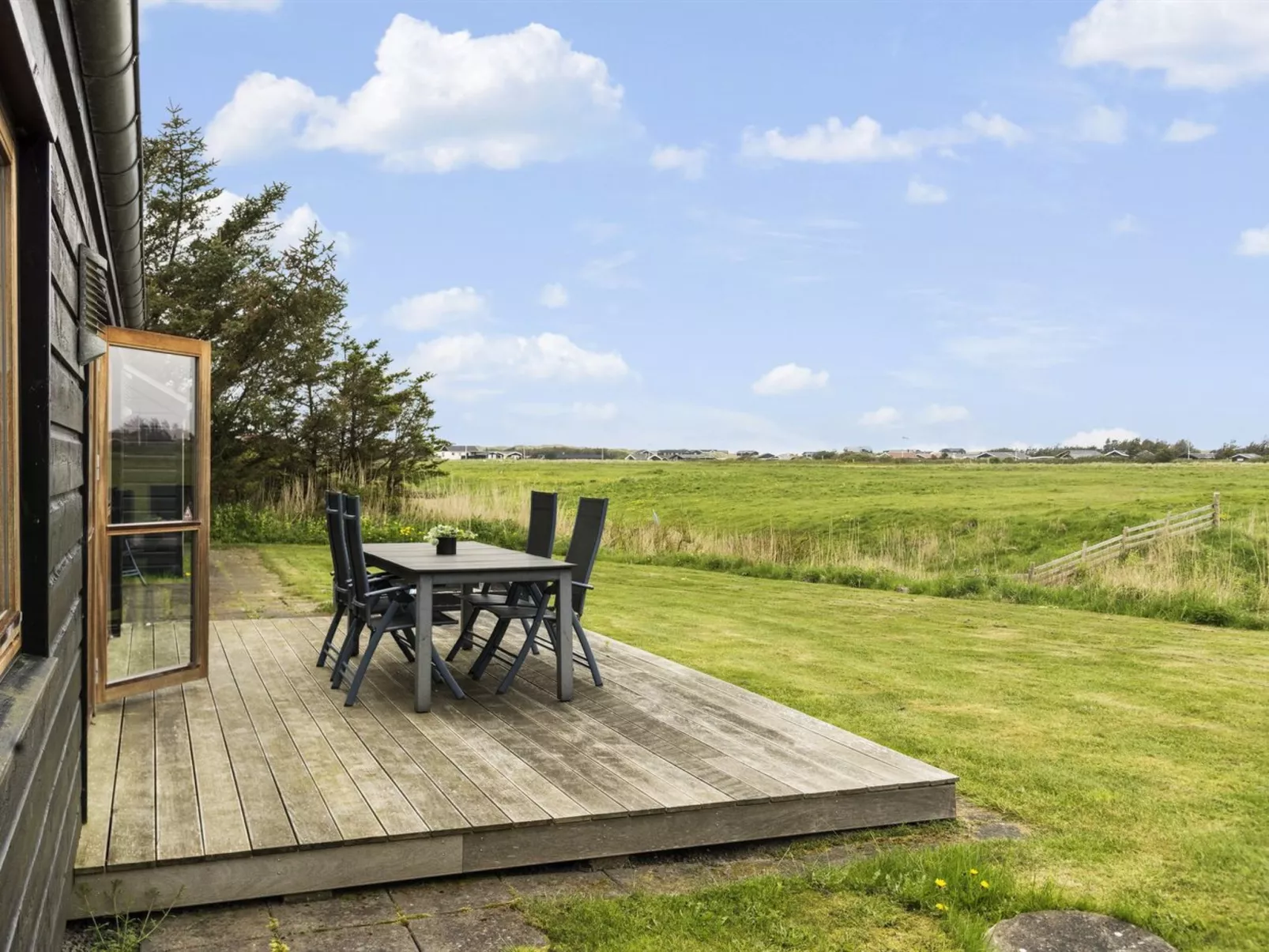 "Ilmatar" - 650m from the sea-Buiten