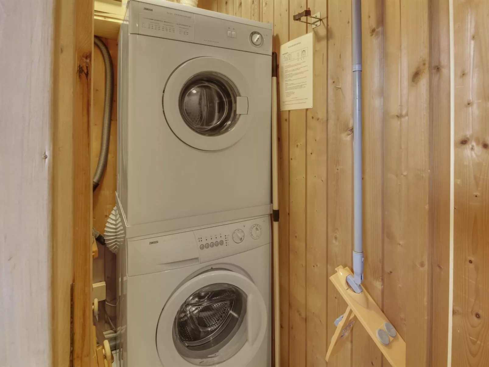 "Reidar" - 1km from the sea-Binnen