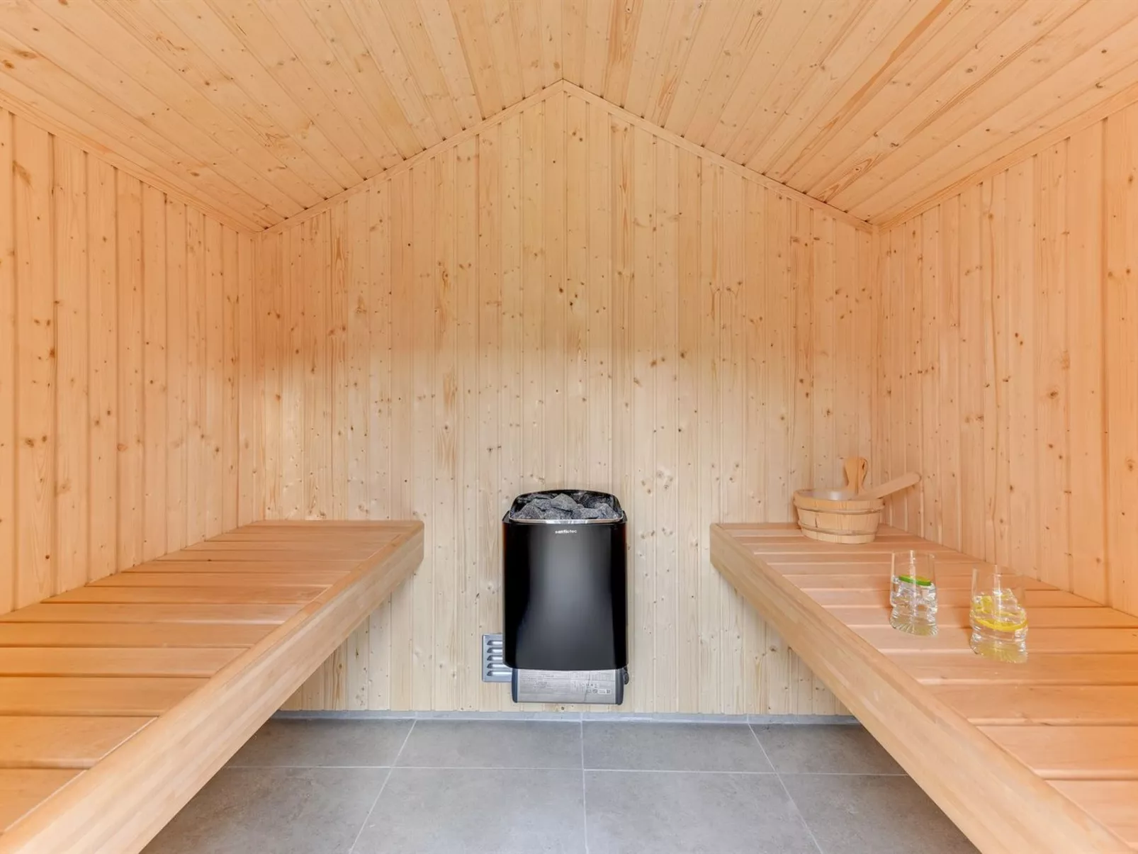 "Doreen" -  from the sea-Binnen