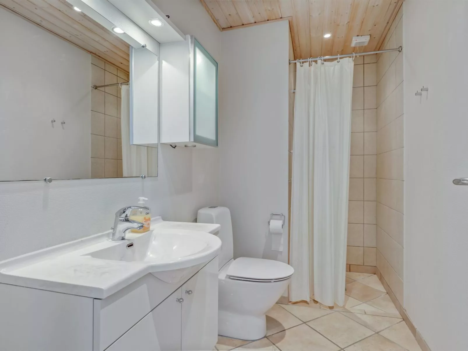 "Halldora" - 10m from the sea-Binnen