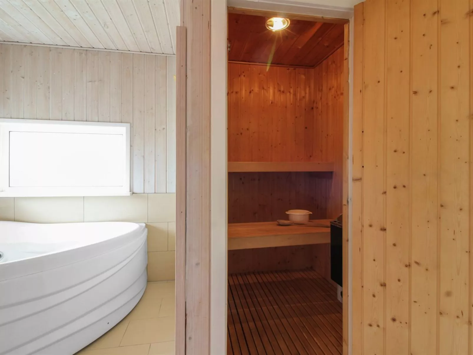 "Mette" - 98m from the sea-Binnen