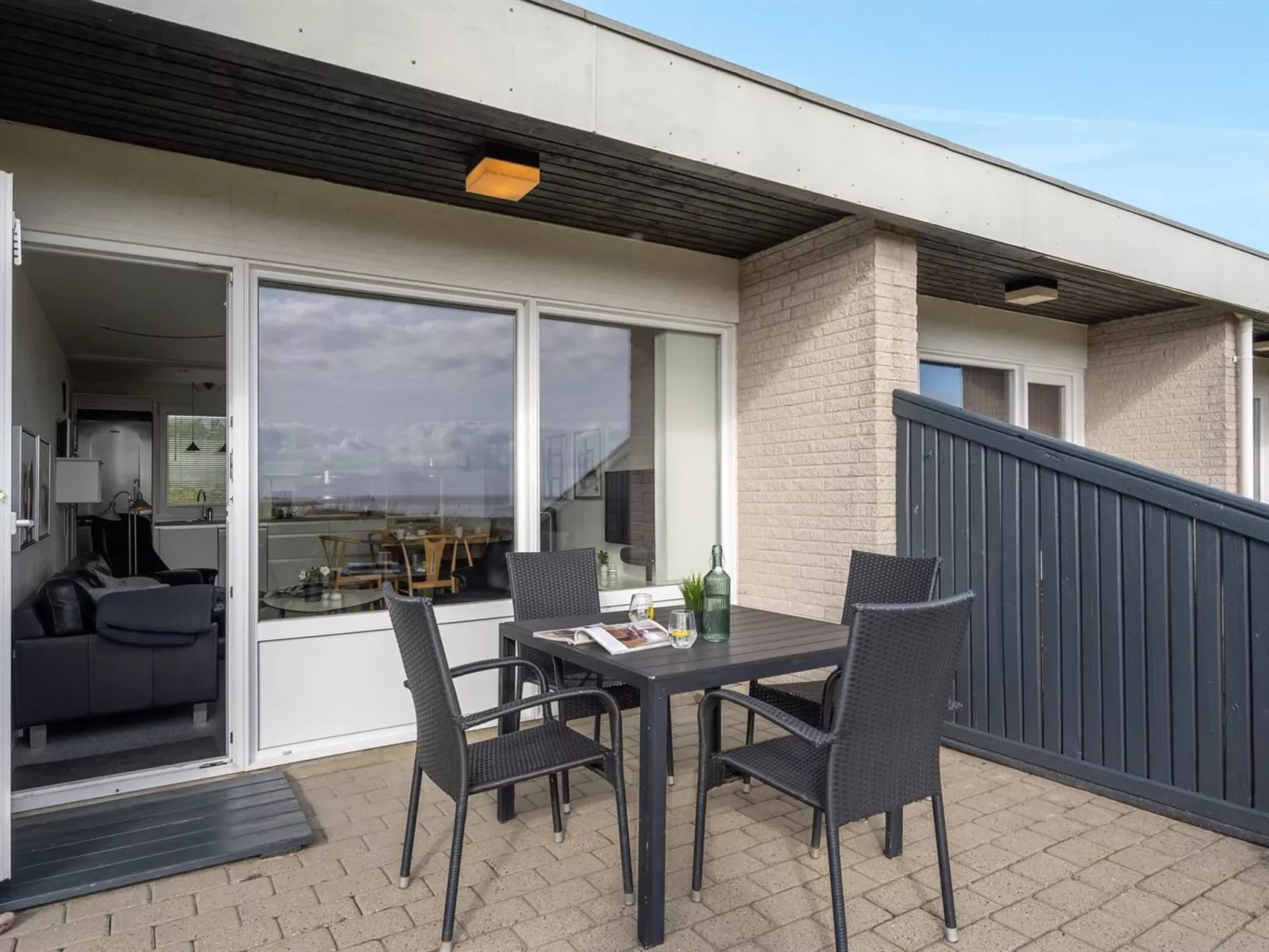 "Elizabeta" - 100m to the fjord-Buiten