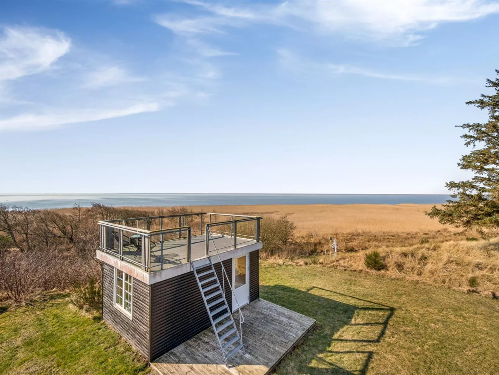 "Bjart" - 50m to the fjord-Buiten