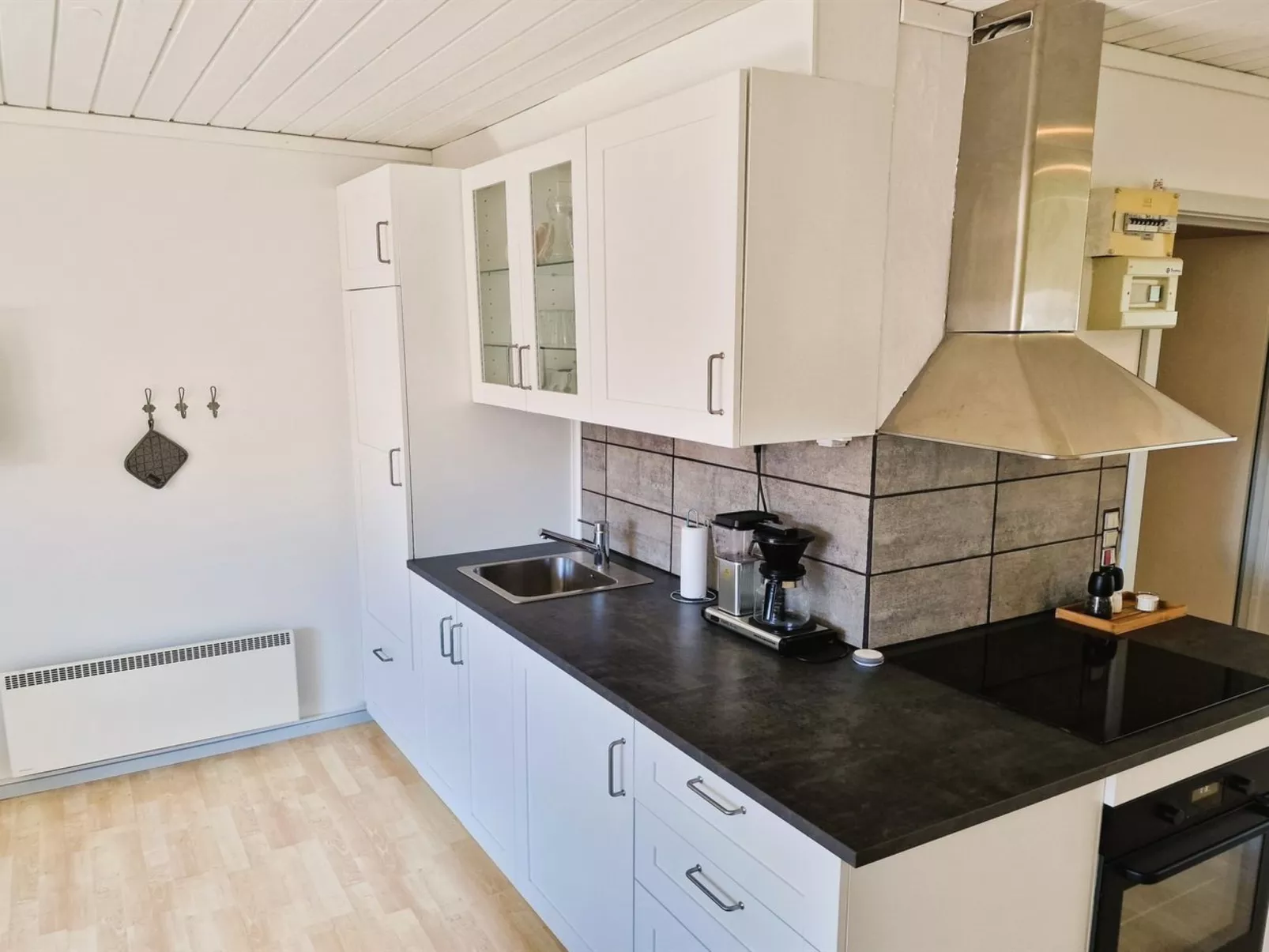 "Emira" - 50m from the sea-Binnen