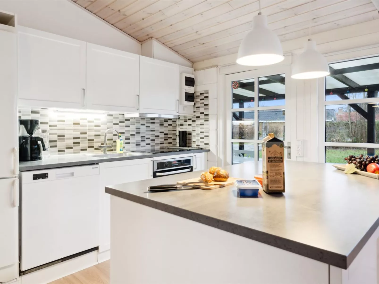 "Mahalia" - 300m from the sea-Binnen