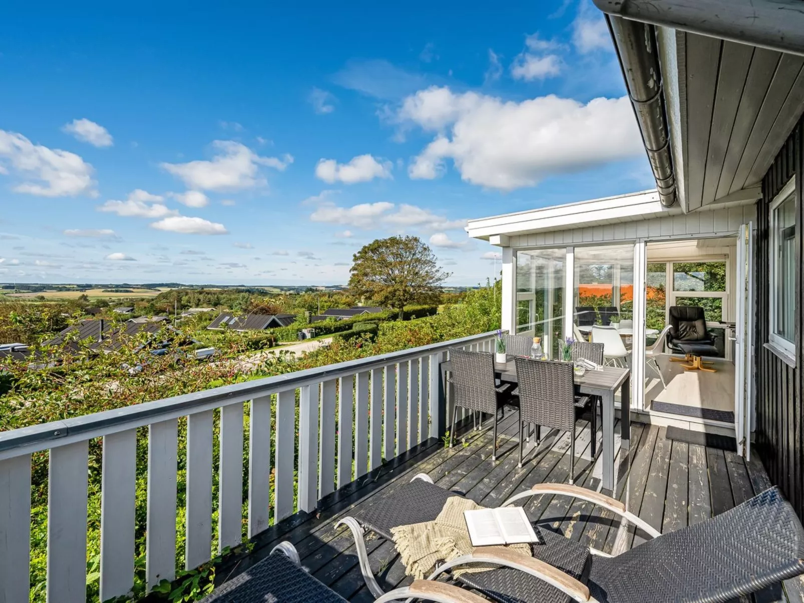 "Brenda" - 300m to the fjord-Buiten