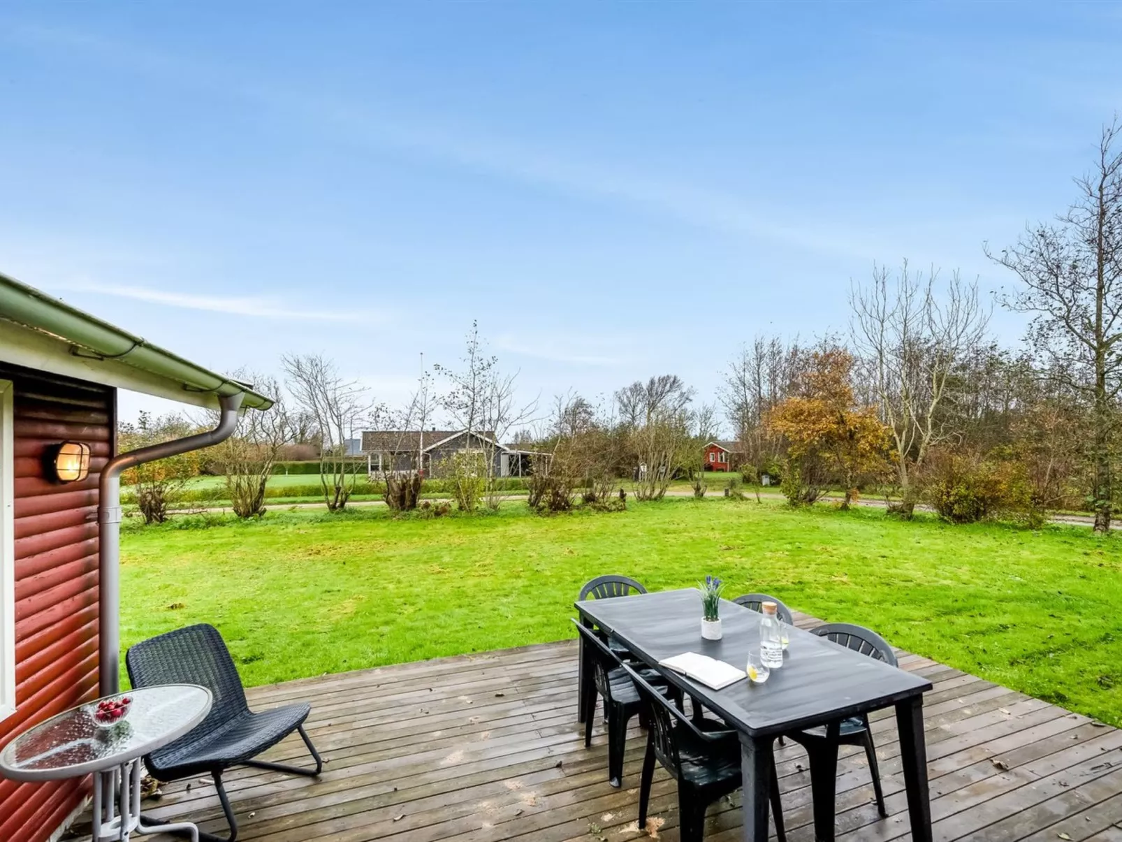 "Scarlet" - 400m to the fjord-Buiten