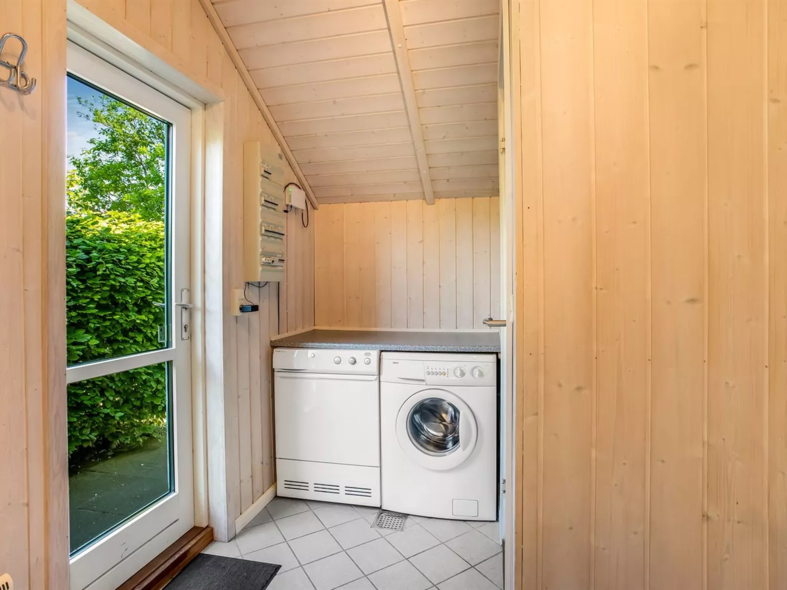 "Isving" - 1.1km to the fjord-Binnen