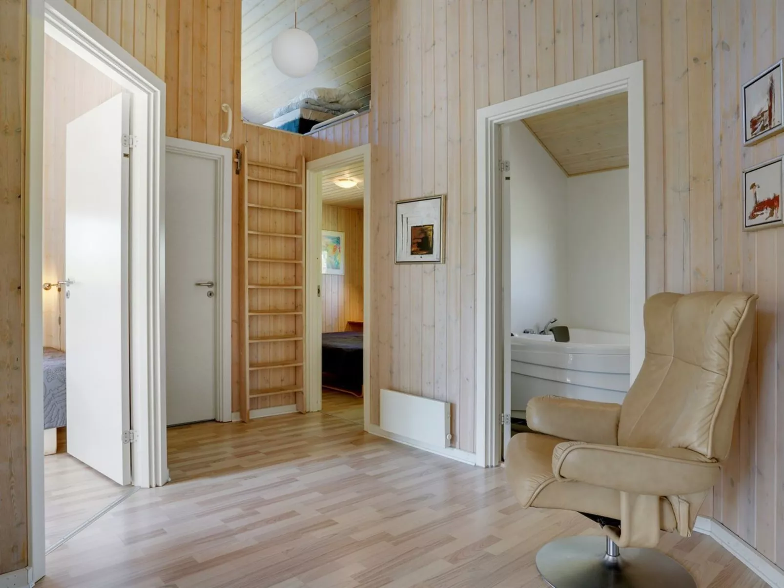 "Ebbi" - 36km from the sea-Binnen