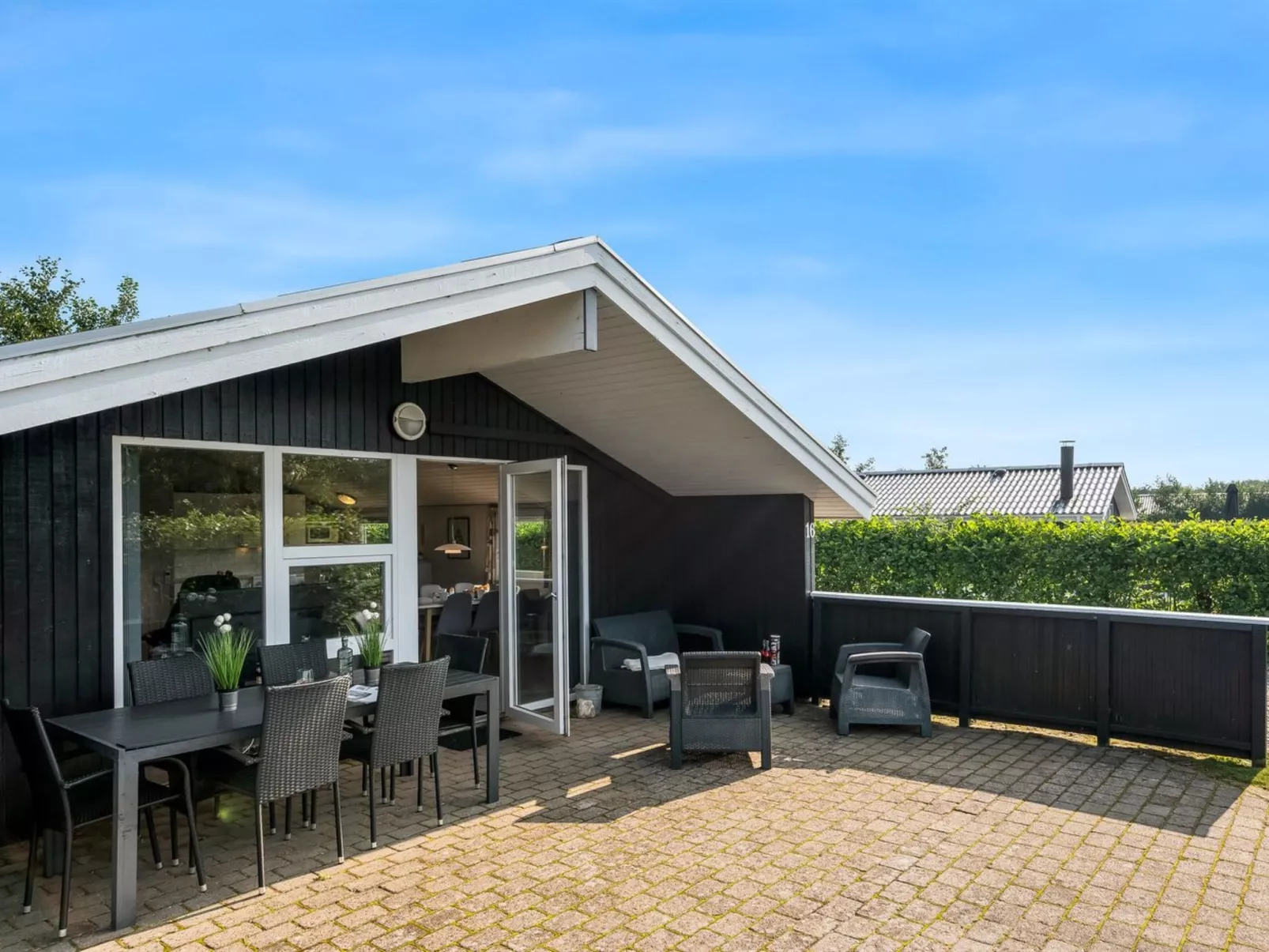 "Robertha" - 800m to the fjord-Buiten