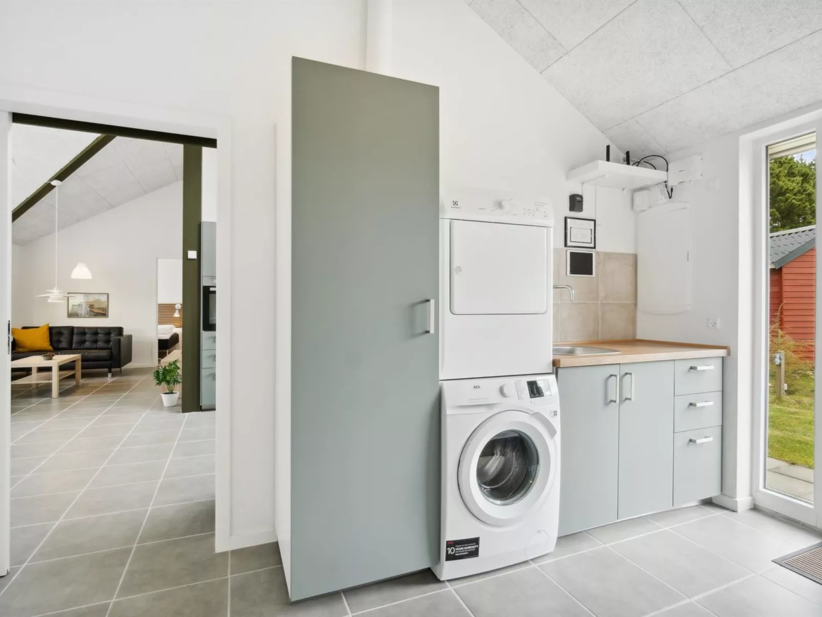 "Human" - 10.5km from the sea-Binnen