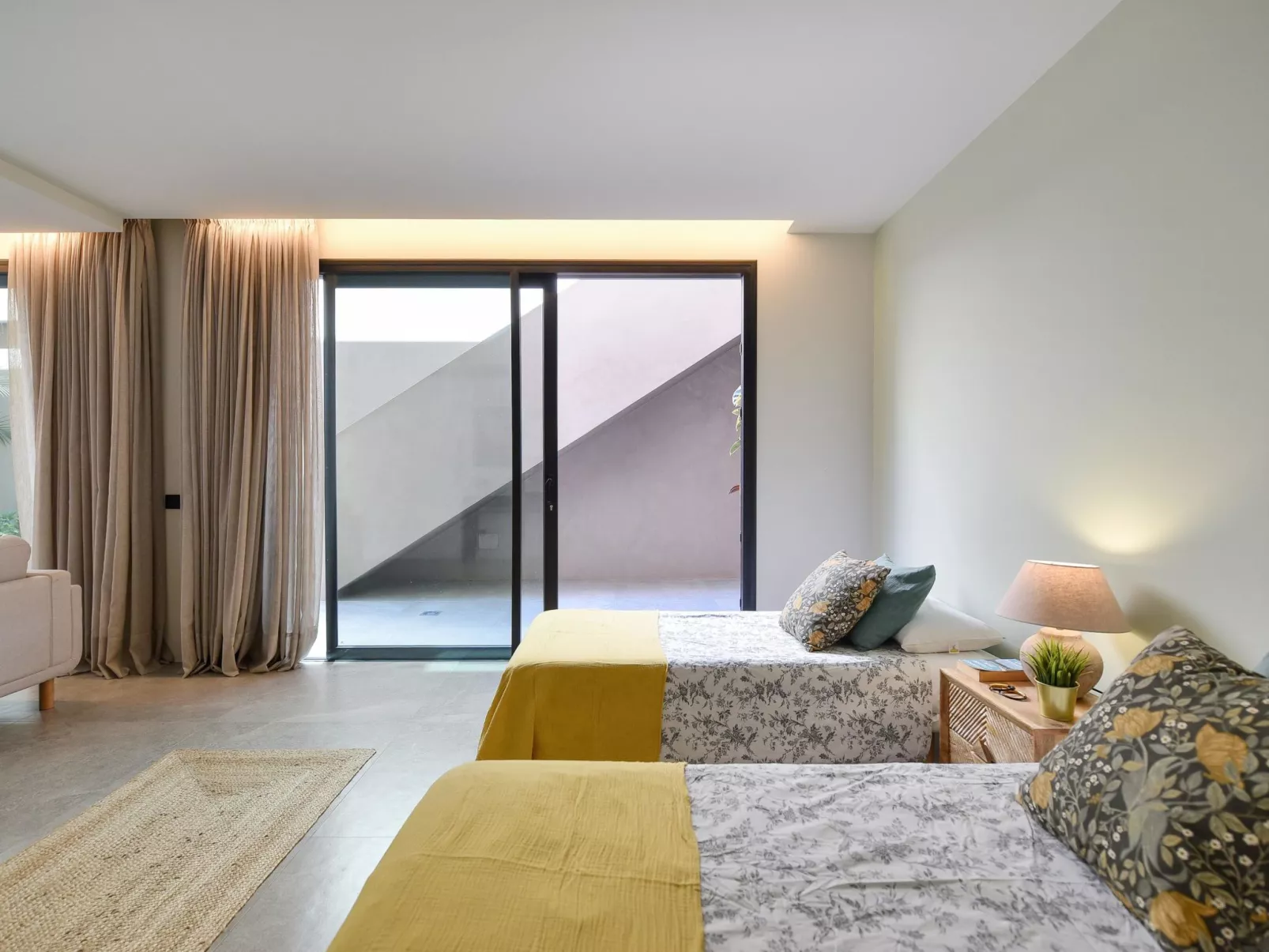 Almadies Tauro - Binnen