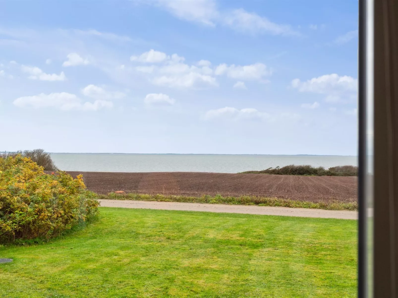 "Luchia" - 200m to the fjord-Buiten