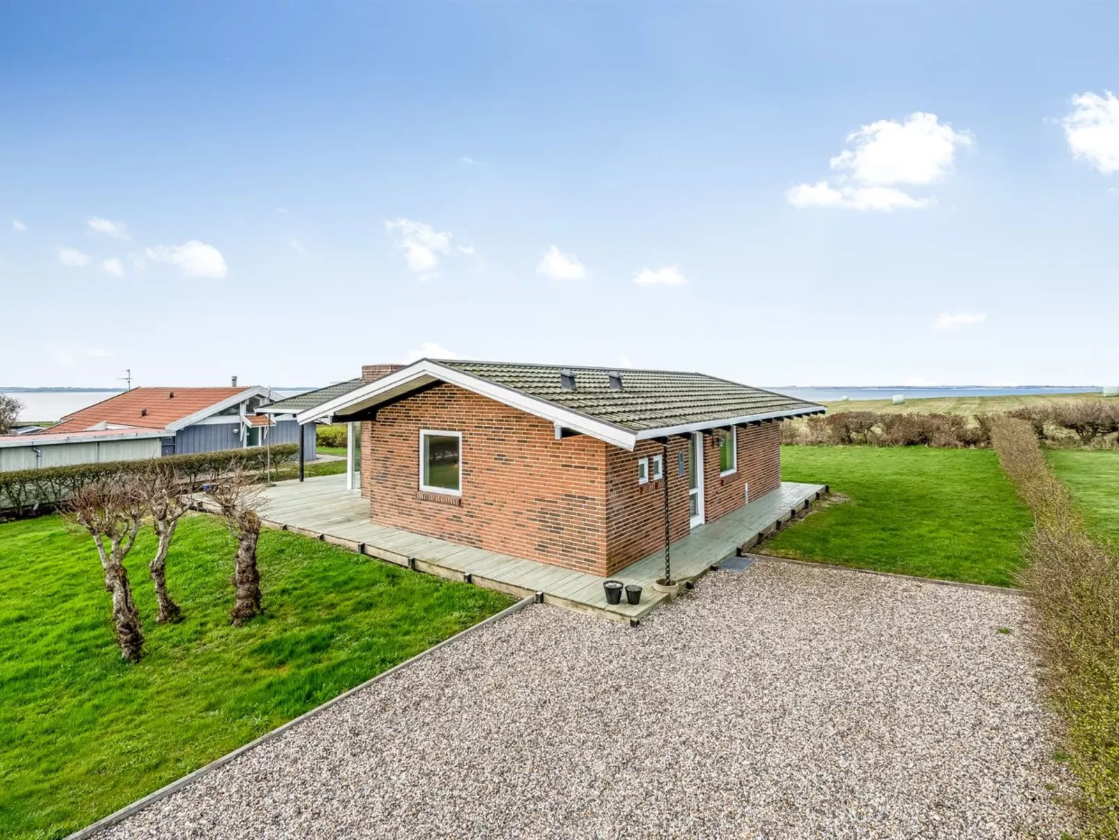 "Kirsa" - 200m to the fjord-Buiten