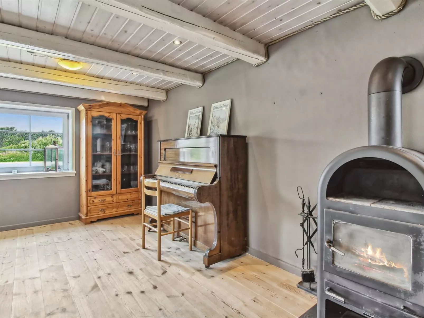 "Law" - 400m from the sea-Binnen