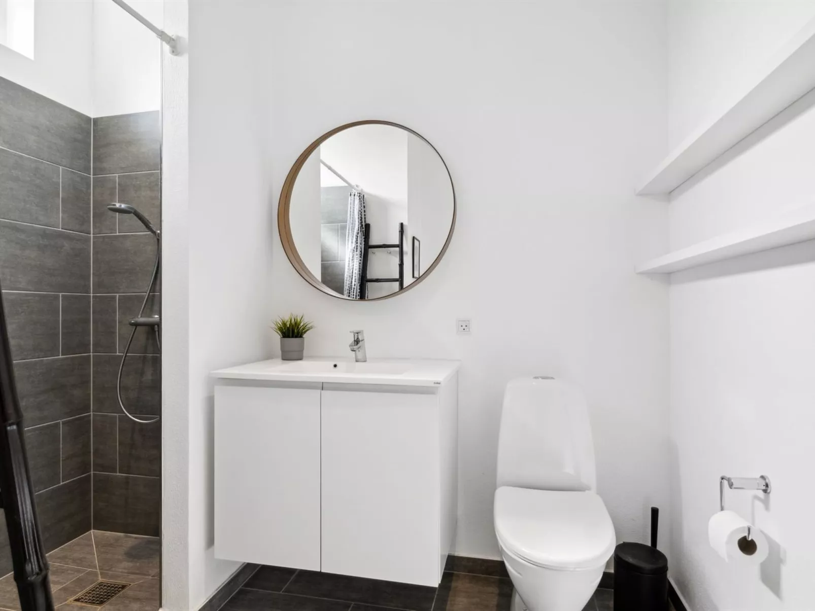 "Ingebrit" - 1.4km from the sea-Binnen