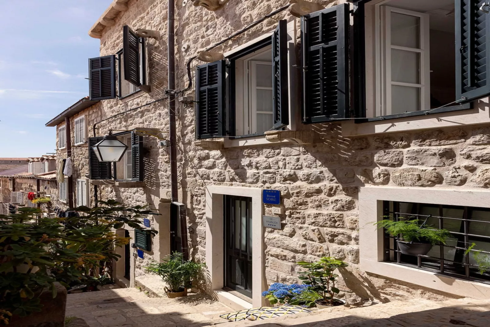 Vivaldi - Deluxe Double Room with Side City View (S3)-Buitenlucht