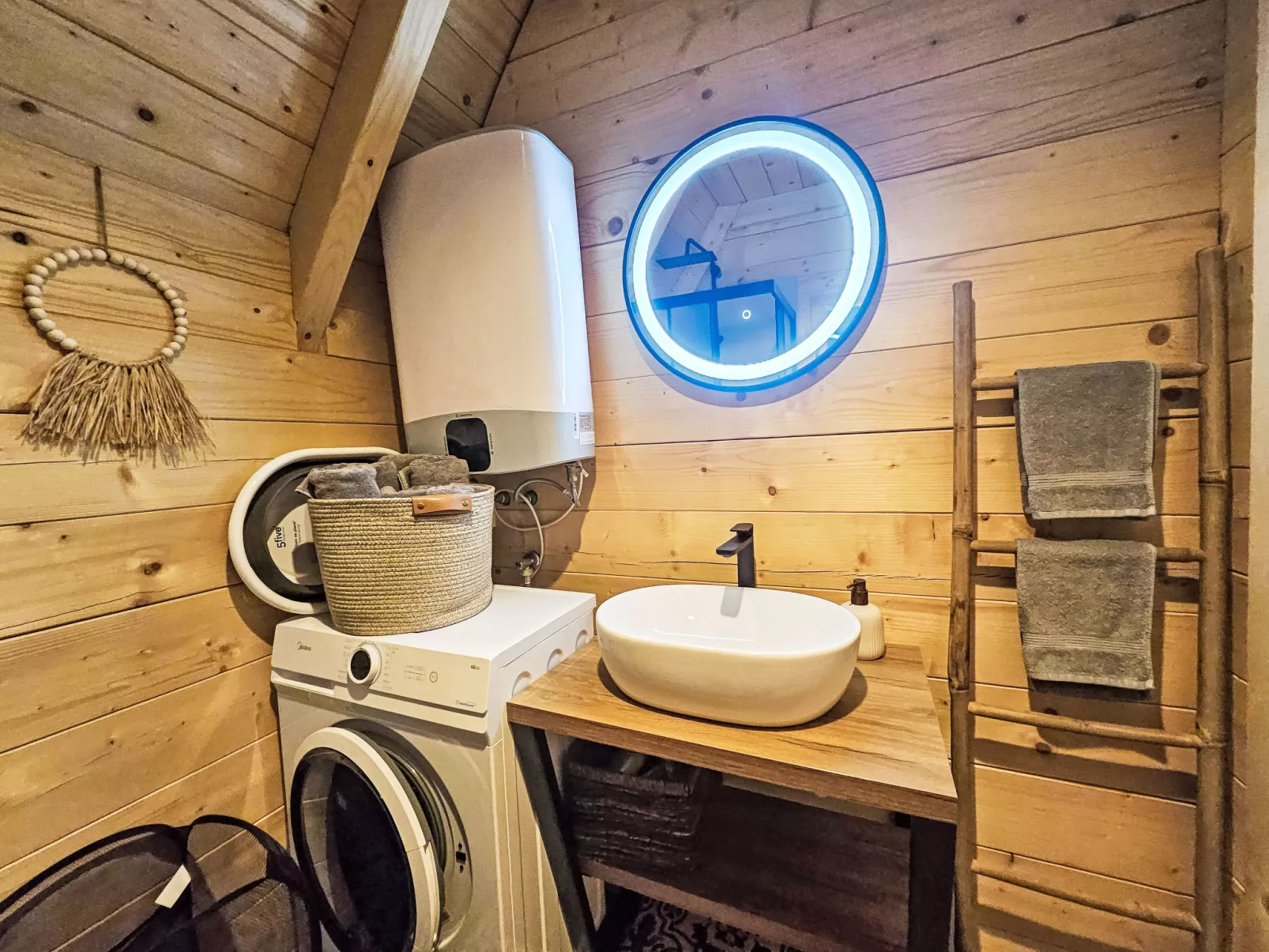 Tomina Koliba Lika-Binnen