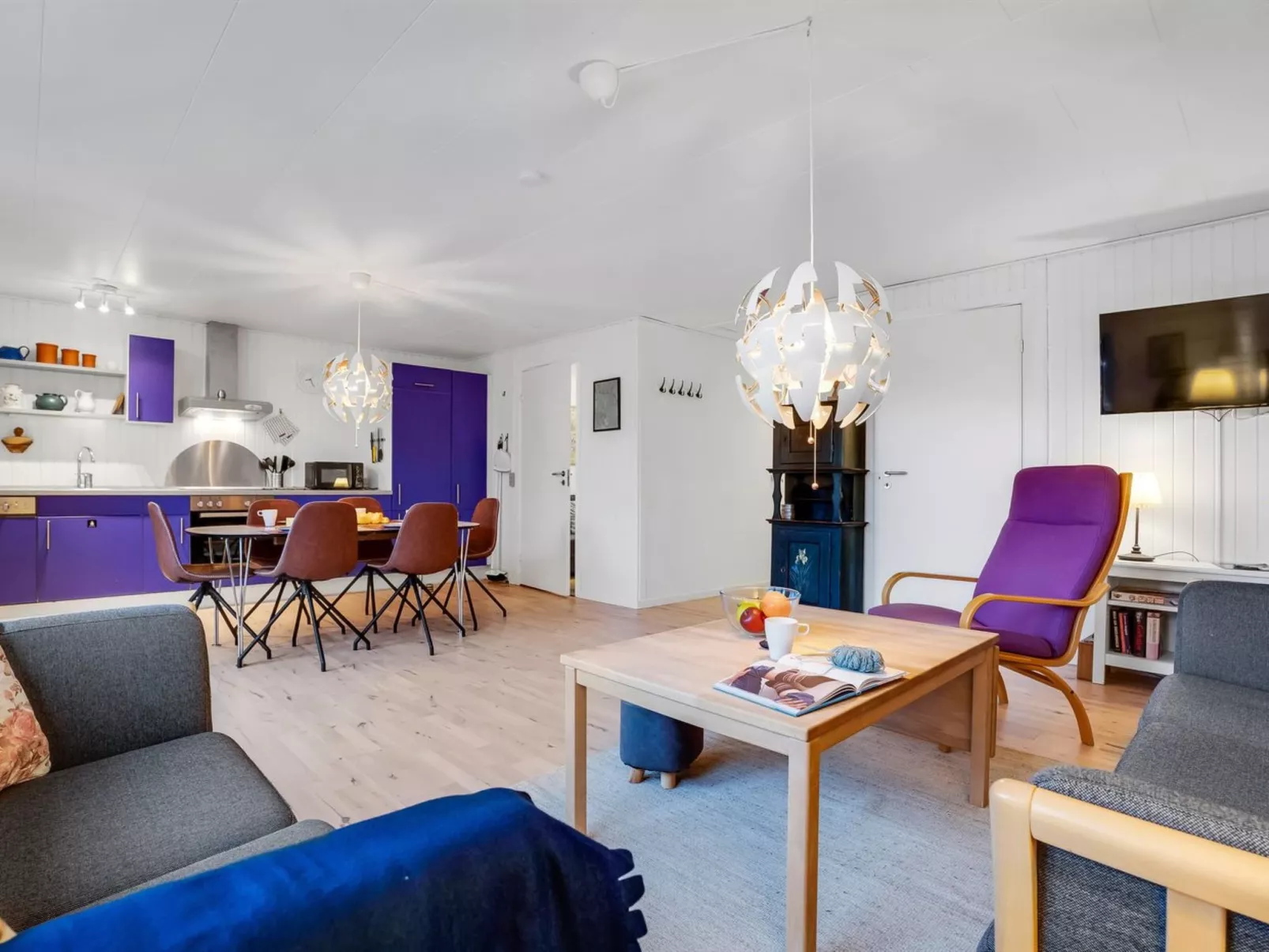 "Arise" - 700m from the sea-Binnen