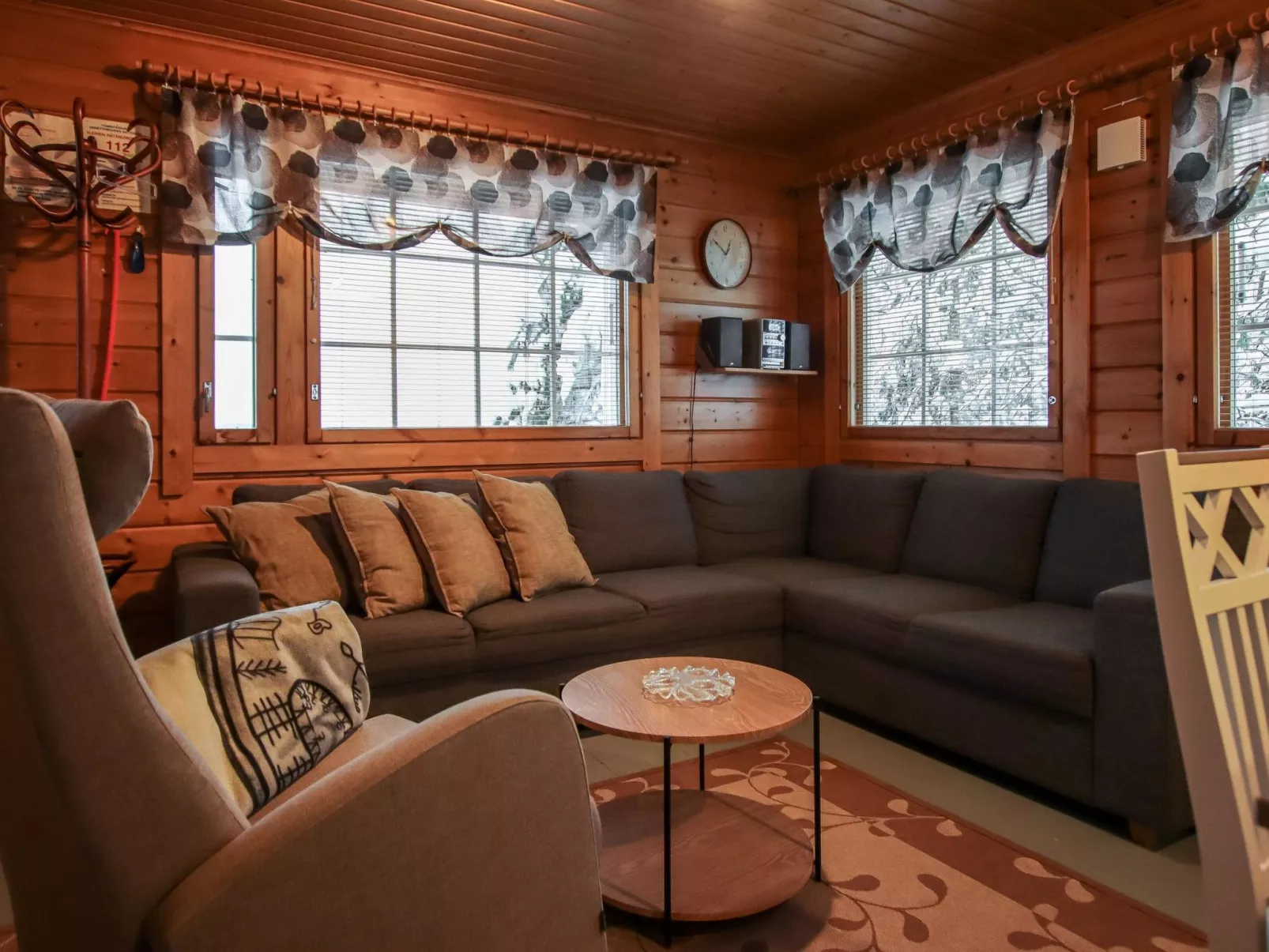 Aurinkoalppi 11a paritalon yläkerta-Binnen