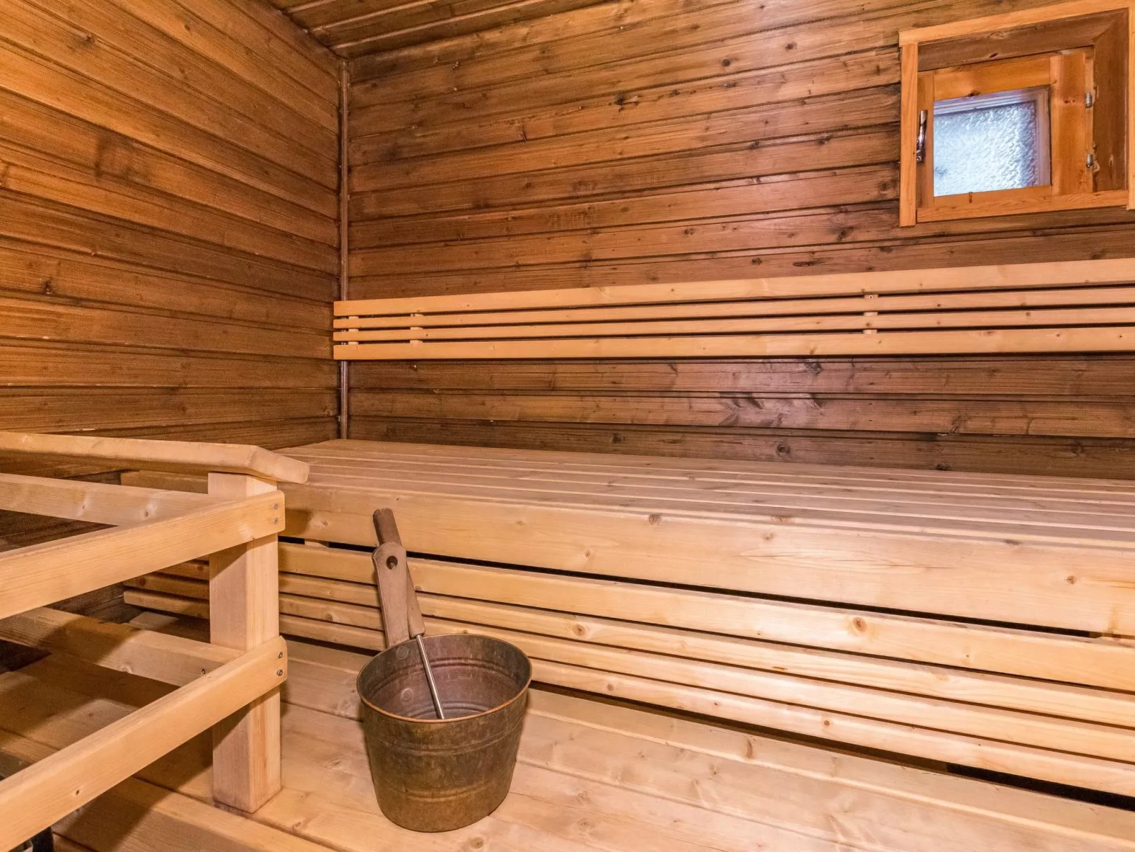 Rakotuli 2 paritalon yläkerta-Binnen