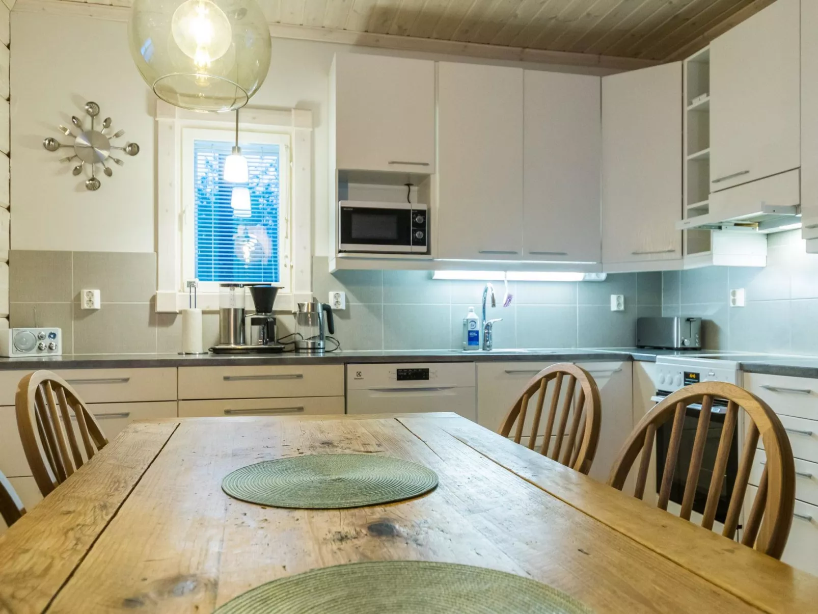 Sinisen tien helmi-Binnen