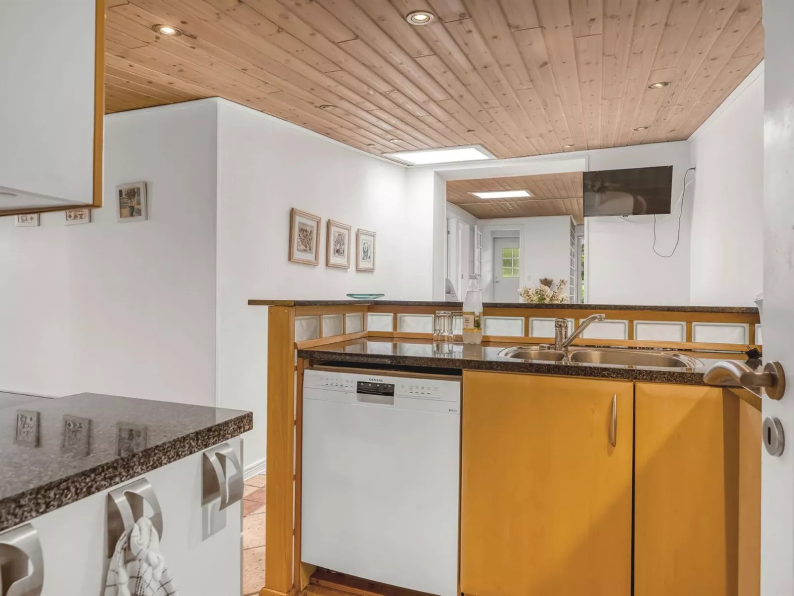 "Aku" - 700m from the sea-Binnen