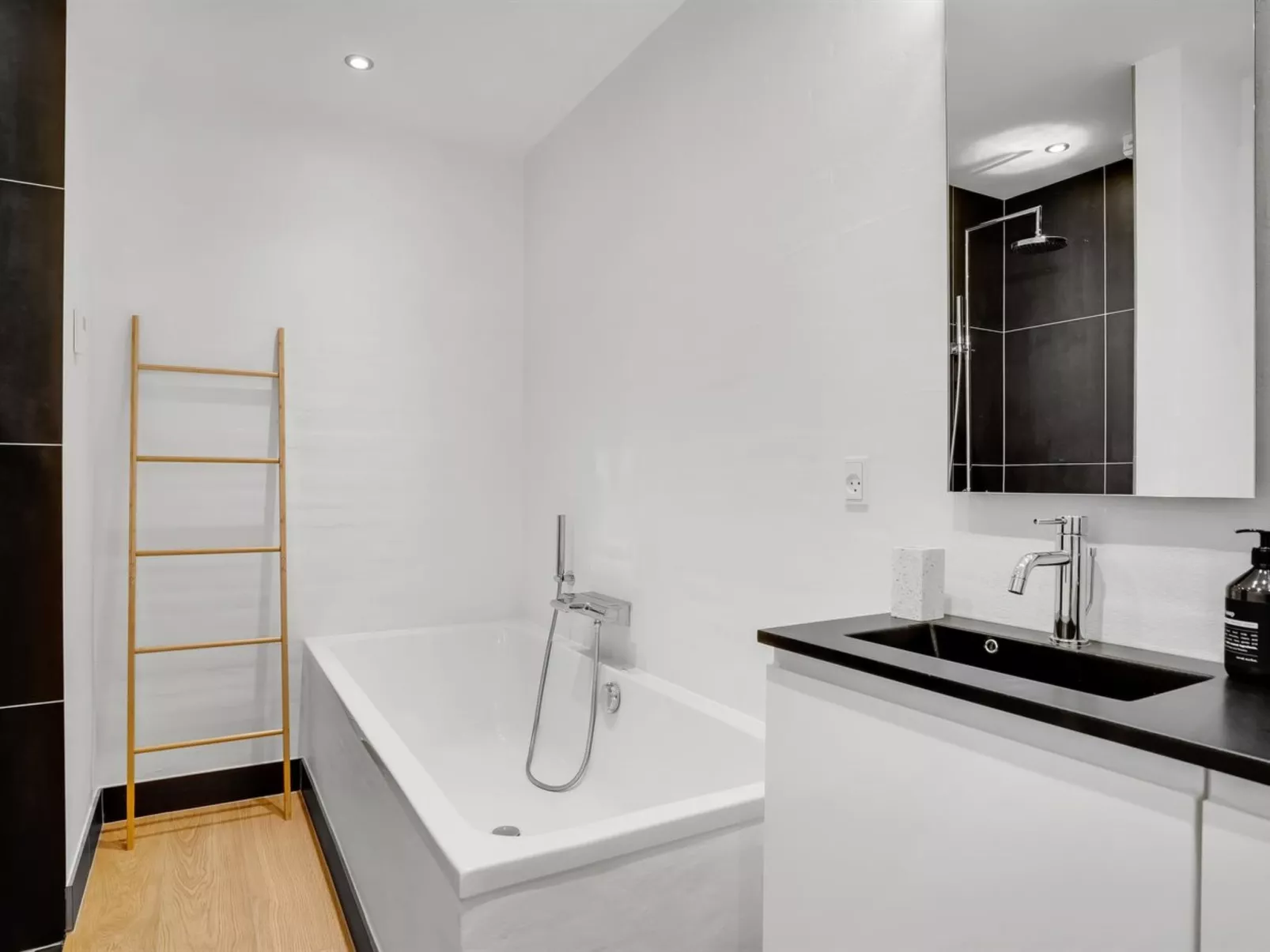 "Anelle" - 2.5km from the sea-Binnen