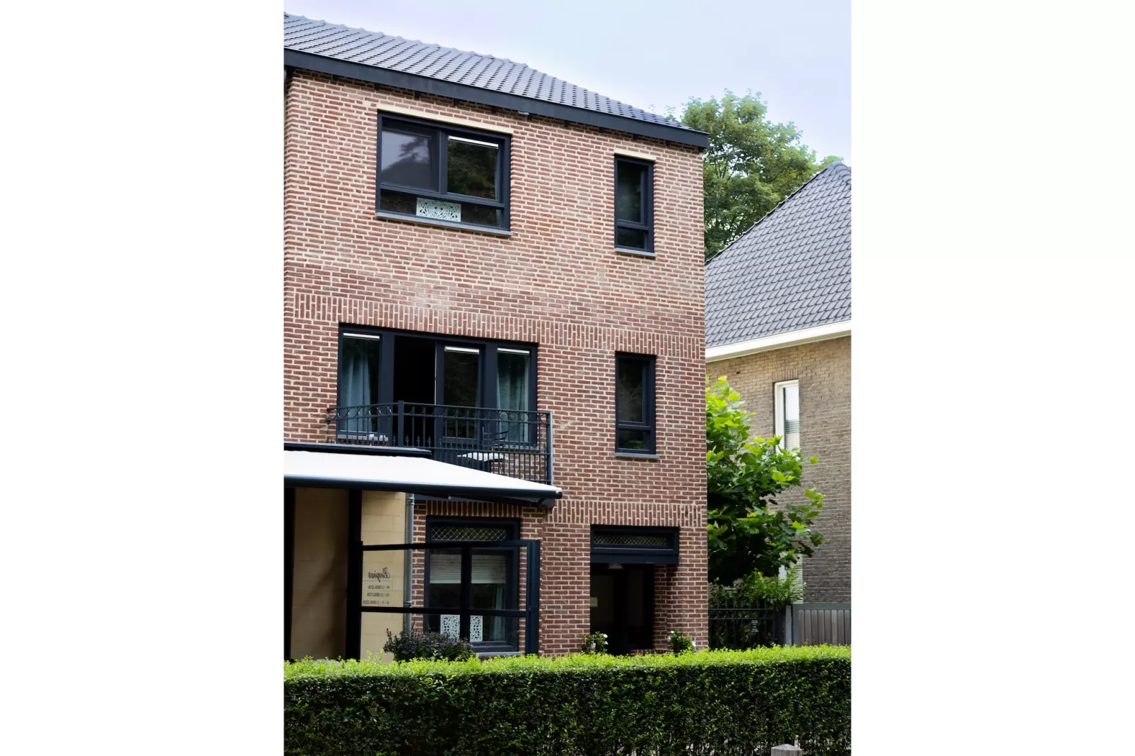 Luxe appartement Nous - Begane grond-Buitenkant zomer