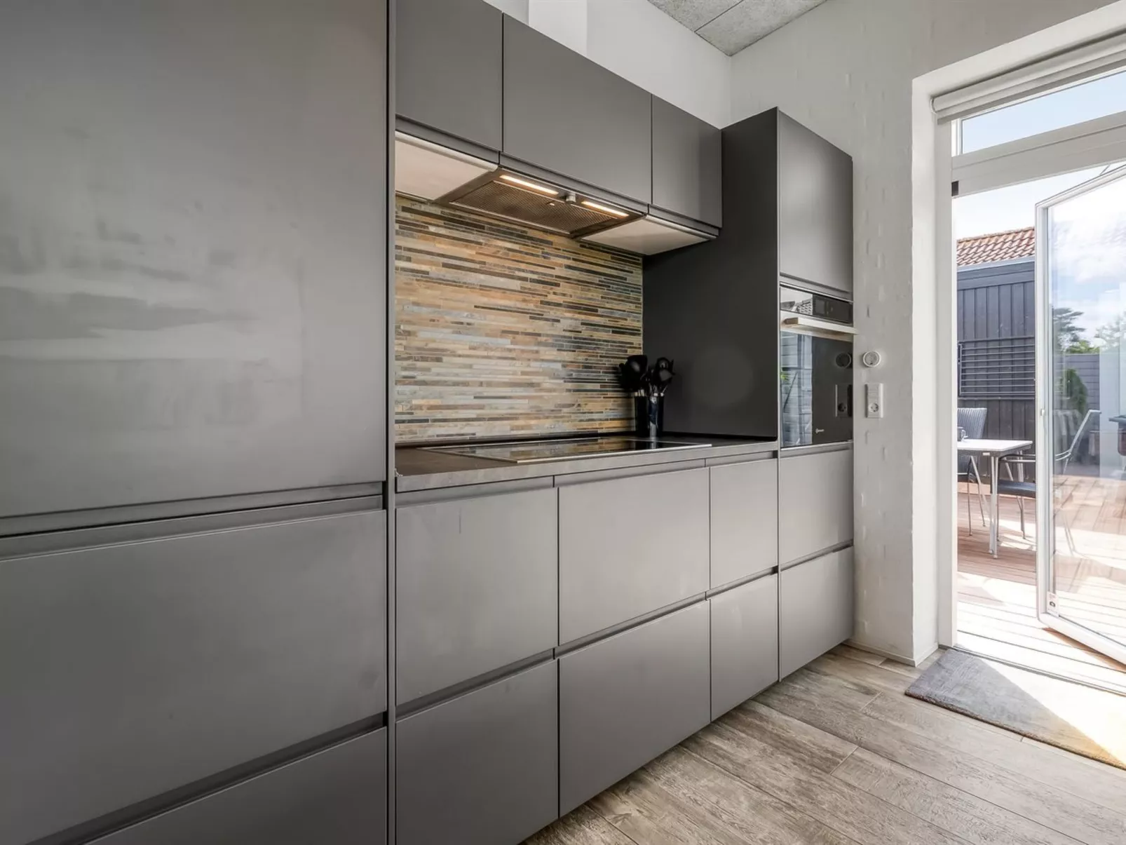 "Bondi" - 75m from the sea-Binnen