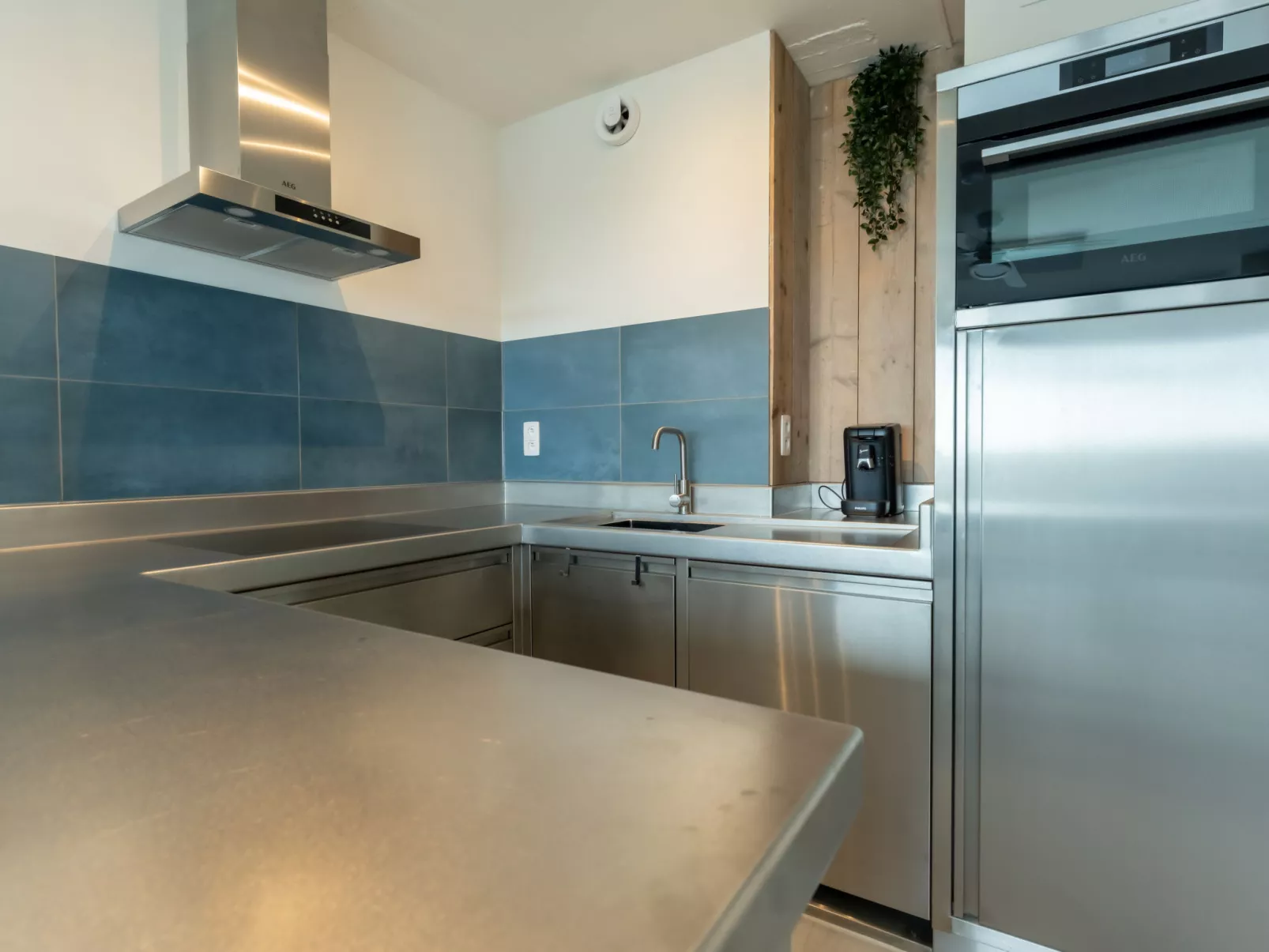 Anne I with harbour view-Binnen